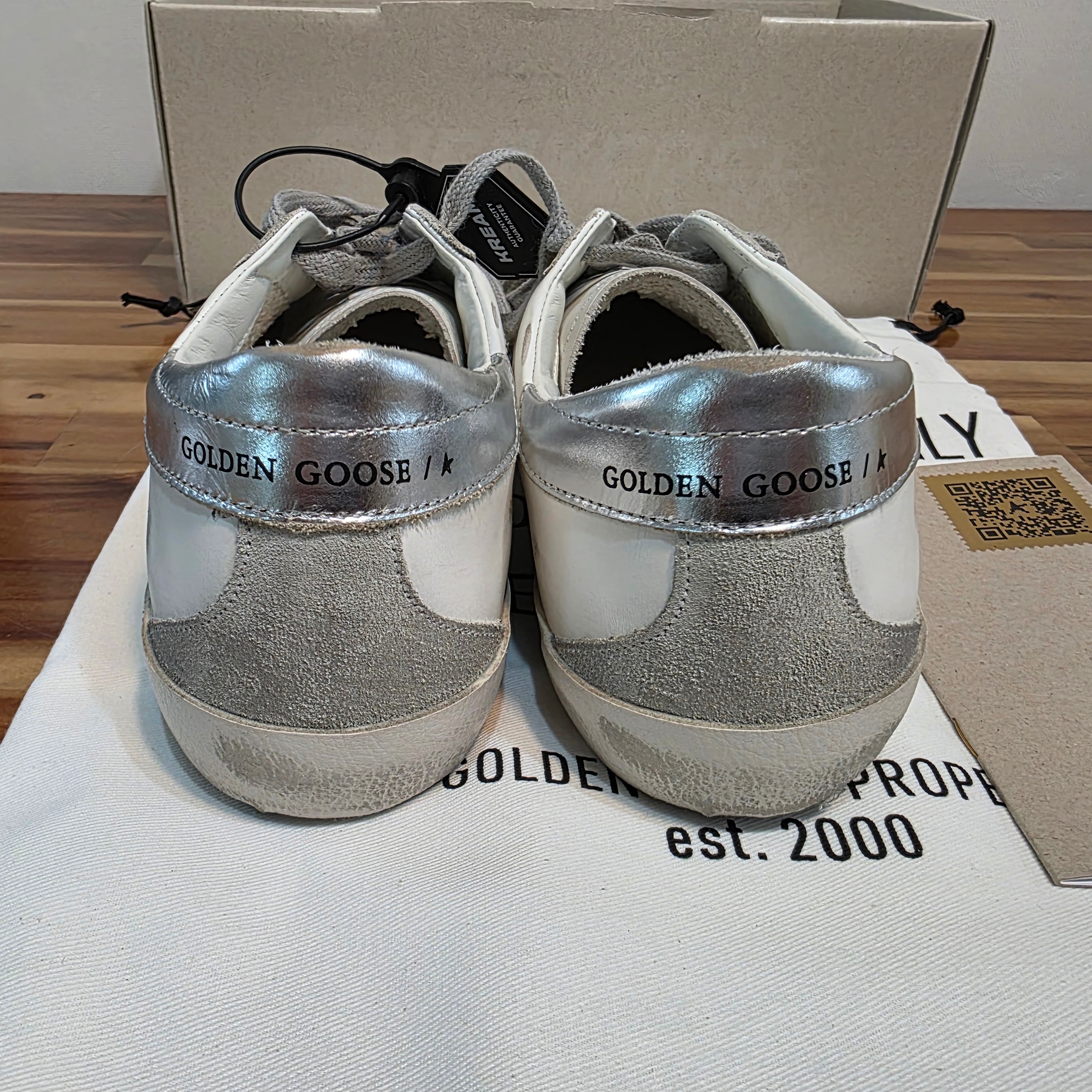 Golden Goose Superstar White Silver Heel Tab Sneakers 착용 스타일 - 3