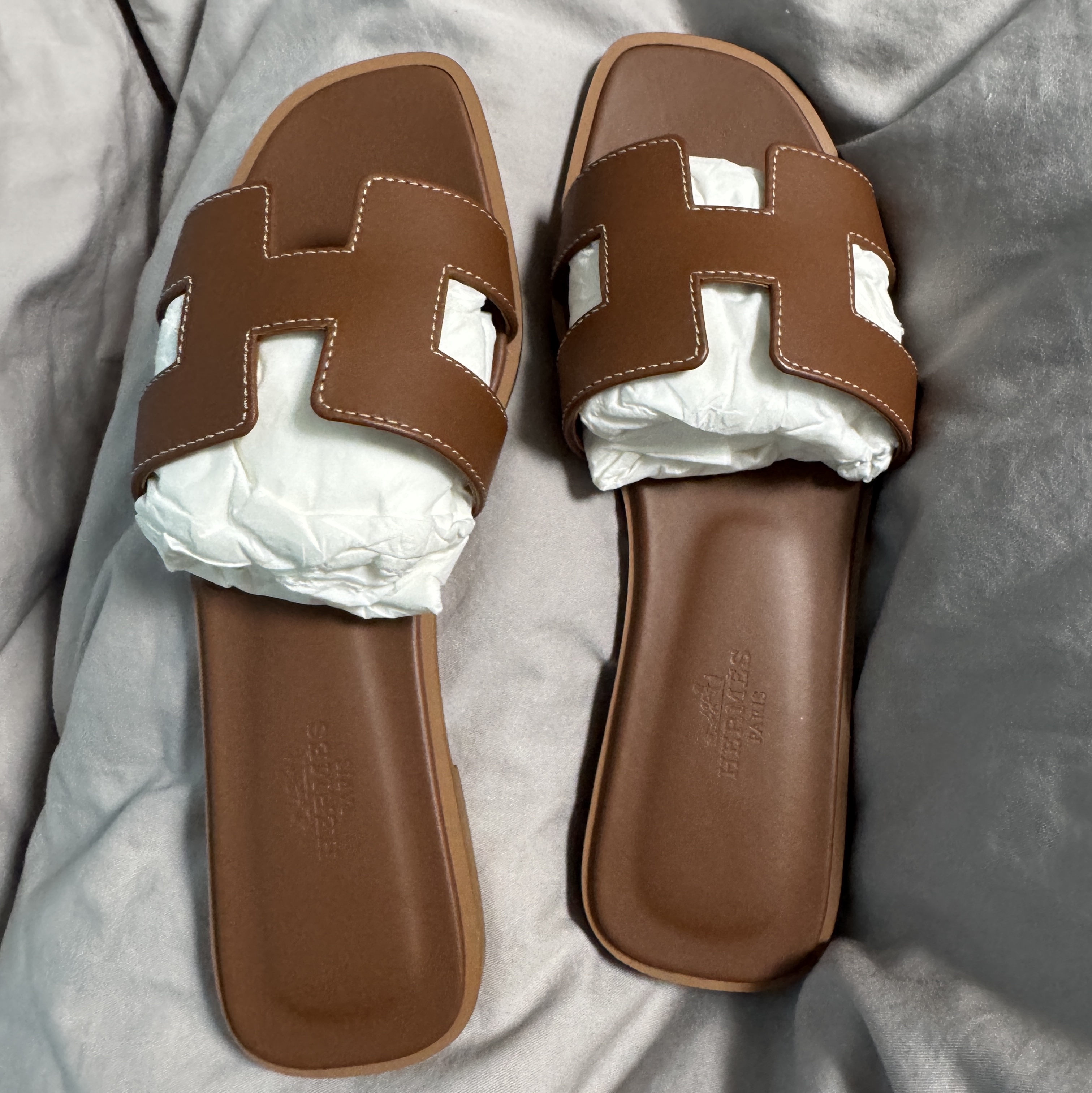 (W) Hermes Oran Sandal Calfskin & Gold Piqures Ecrues 착용 스타일