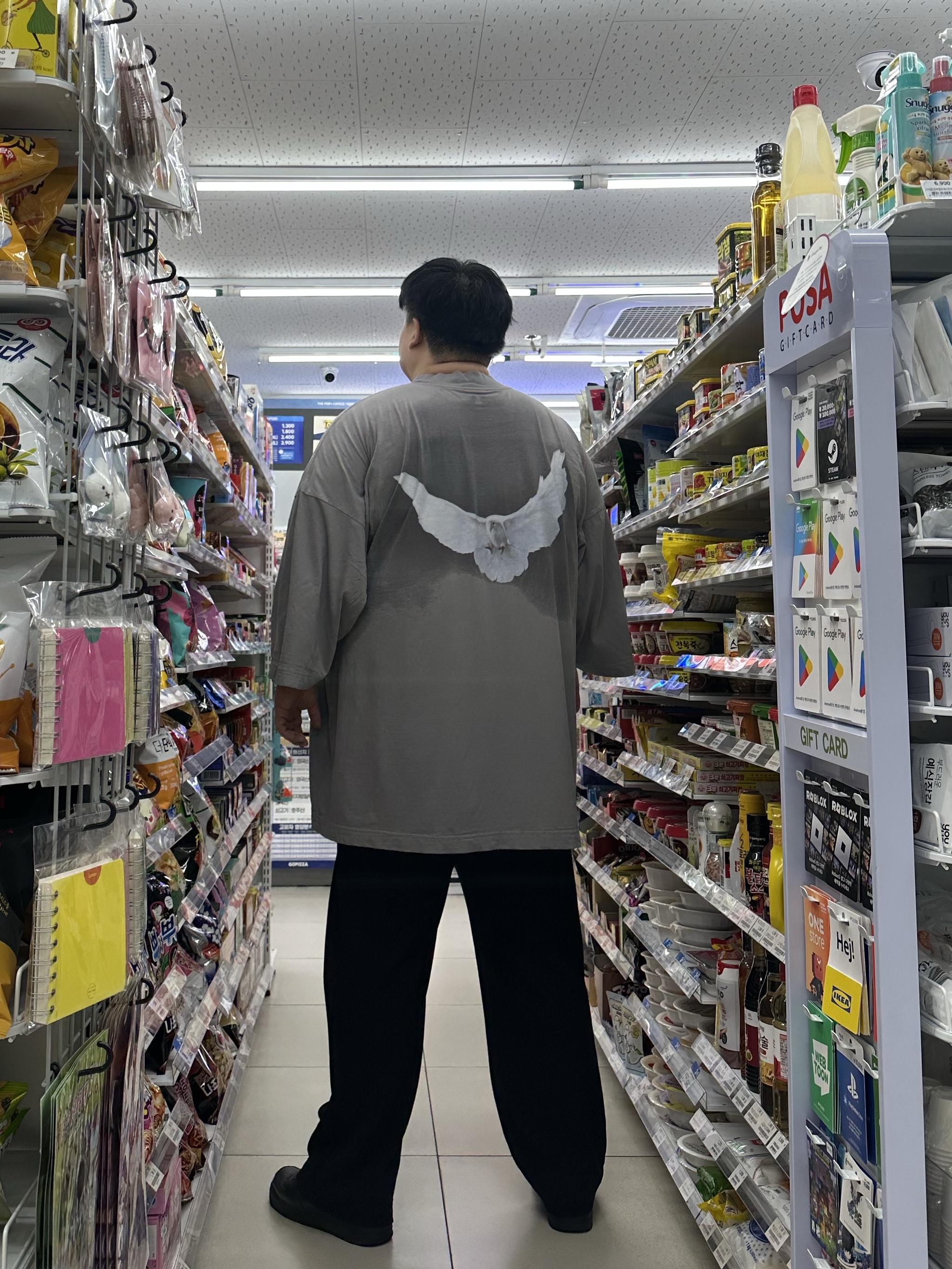 Yeezy Gap Engineered By Balenciaga Dove 3/4 Sleeve T-Shirt Grey, Nike Air Force 1 '07 Low Triple Black 착용 스타일