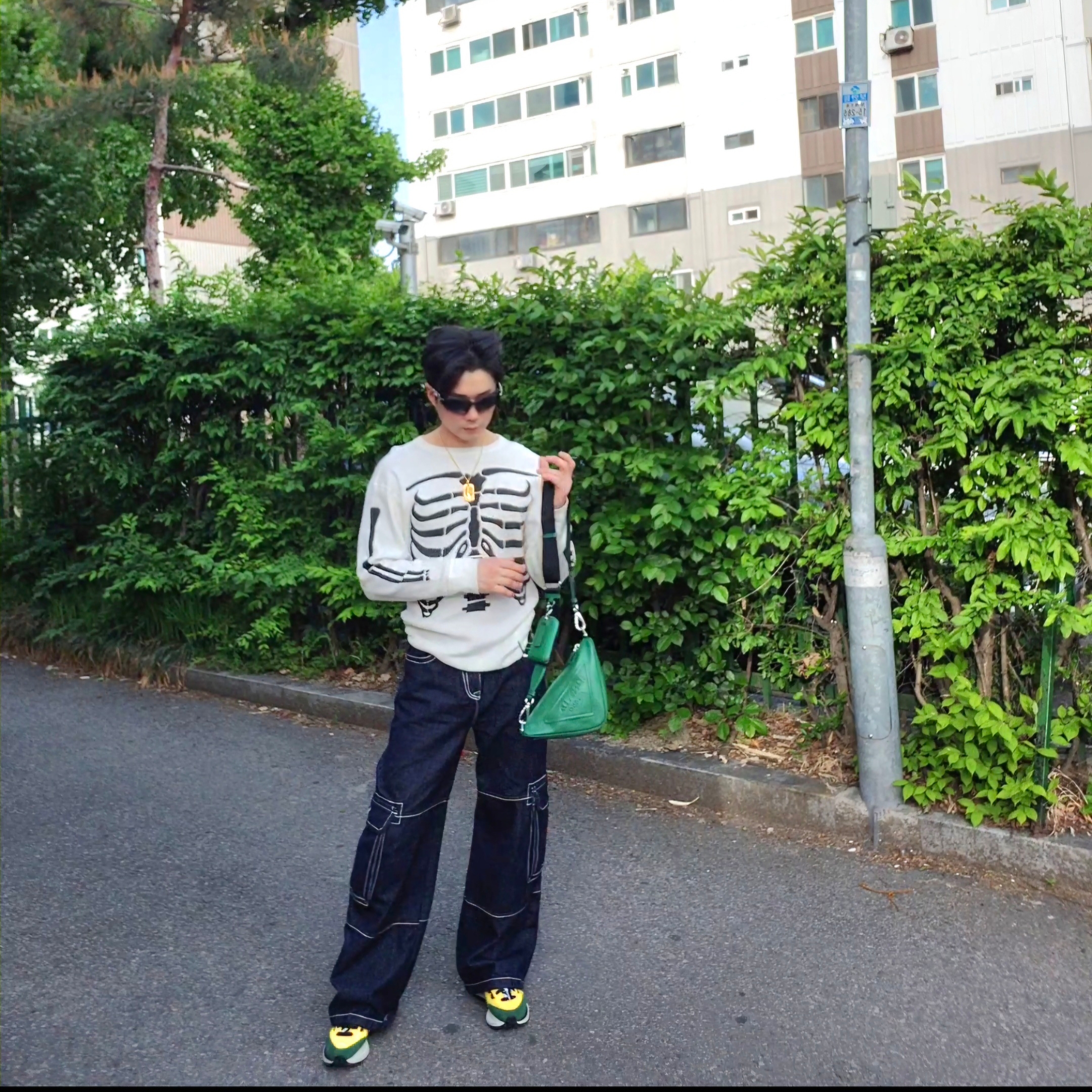 True Religion x KIRSH Stitch Point Denim Cargo Pants Blue Denim, Supreme Repeat Leather Belt Red 착용 스타일 - 2