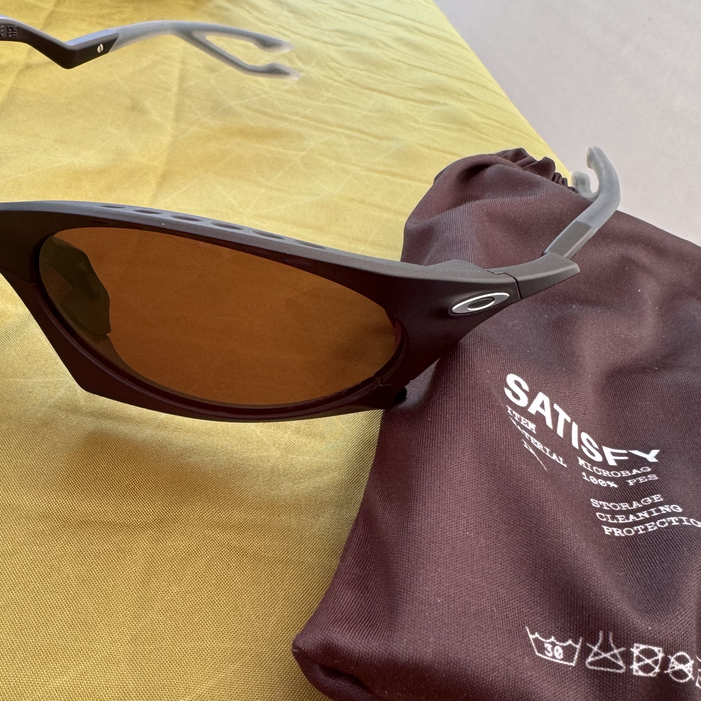 Oakley x Satisfy Plantaris Matte Black 착용 스타일 - 2