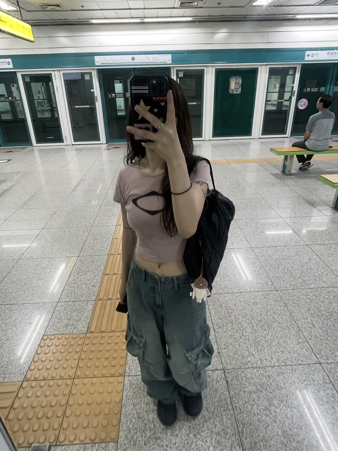 (W) Mischief Rhombus Blur T-Shirt Mini Dusty Pink, New Balance 410v5 Black - 2E Wide 착용 스타일 - 1