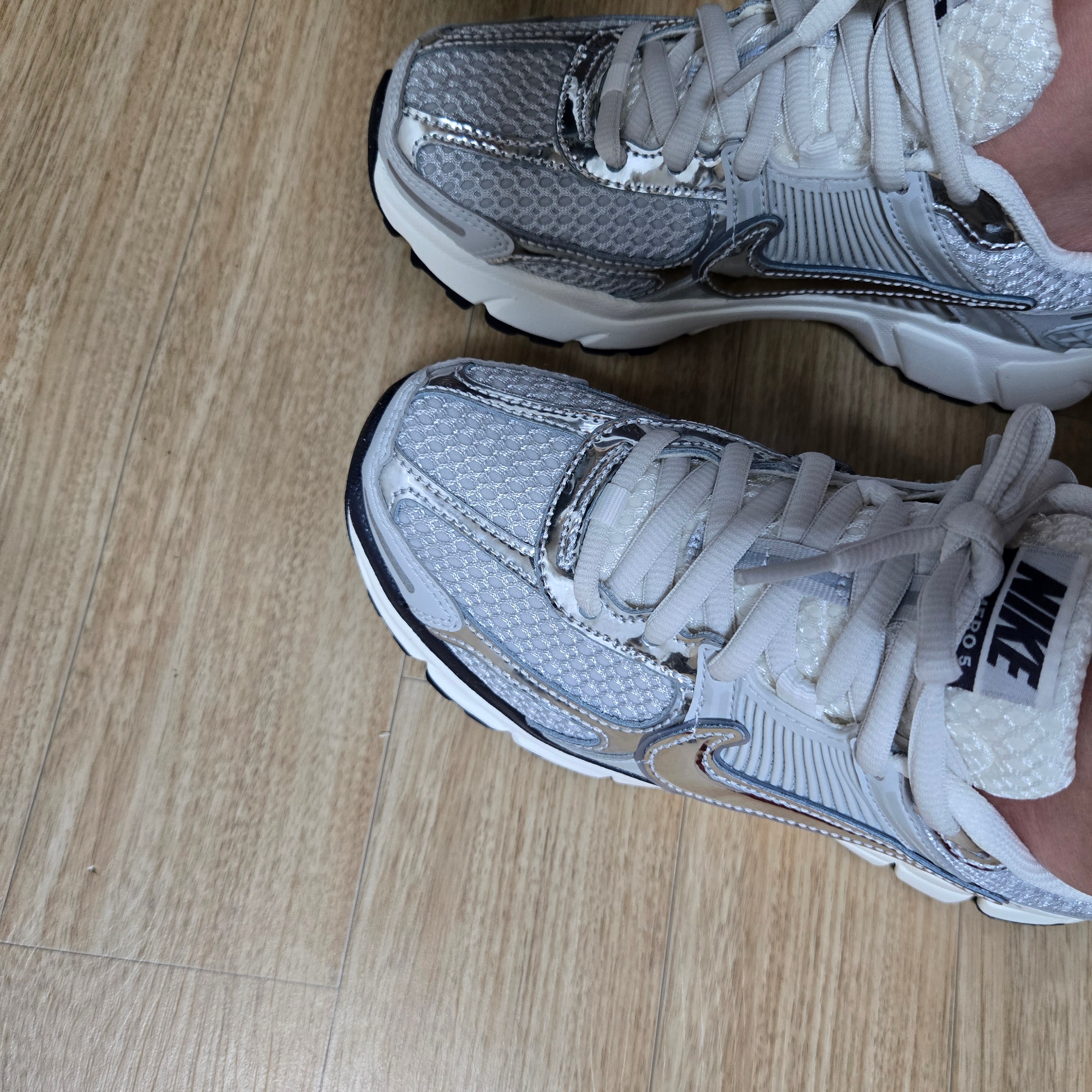 (W) Nike Zoom Vomero 5 Photon Dust and Metallic Silver 착용 스타일
