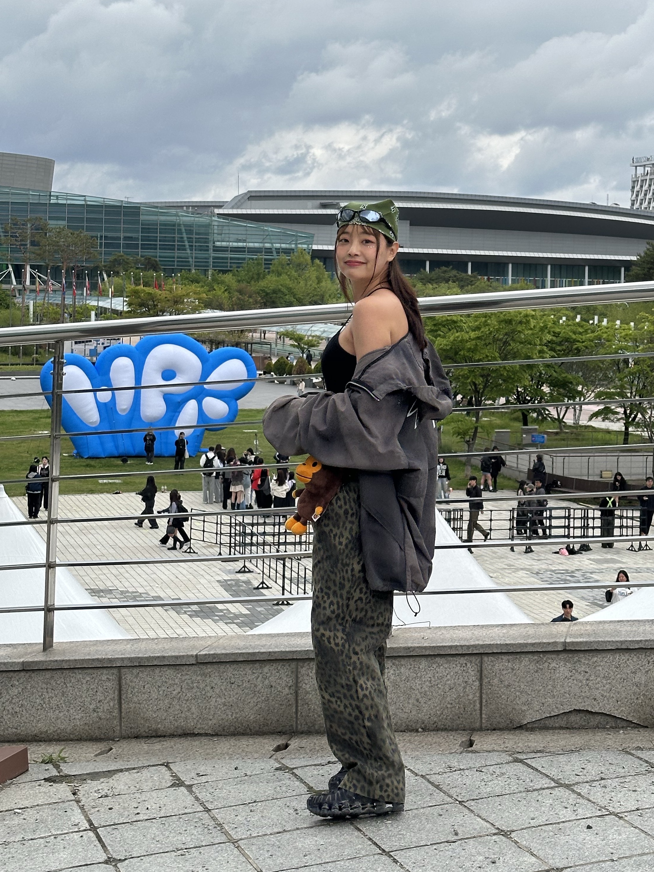 BAPE Baby Milo Mobile Bag Brown, (W) Nike Shox TL Black and Max Orange 착용 스타일 - 4