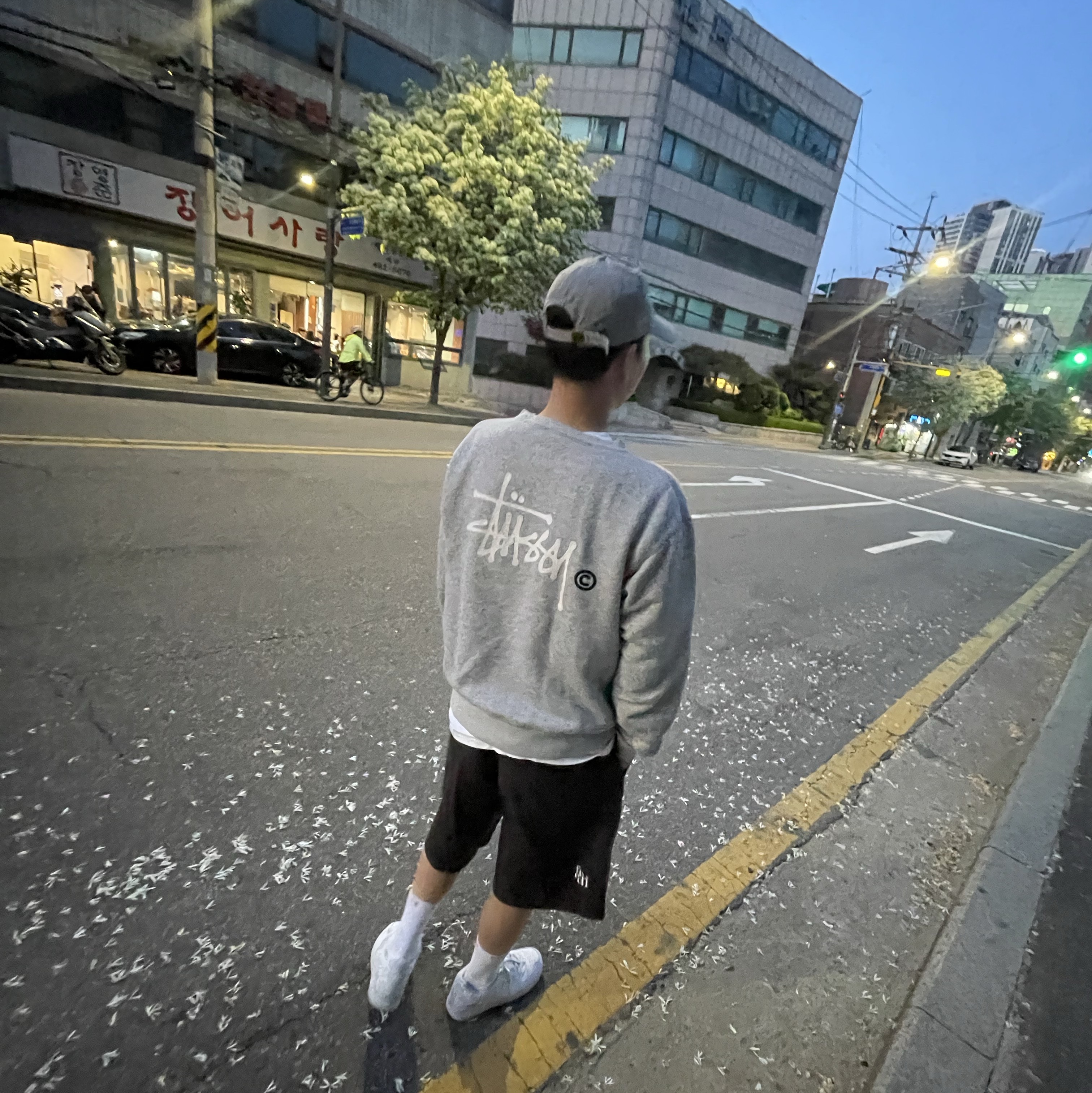 Nike x Supreme Air Force 1 Low White, Neighborhood Dad Cap Gray 착용 스타일 - 2
