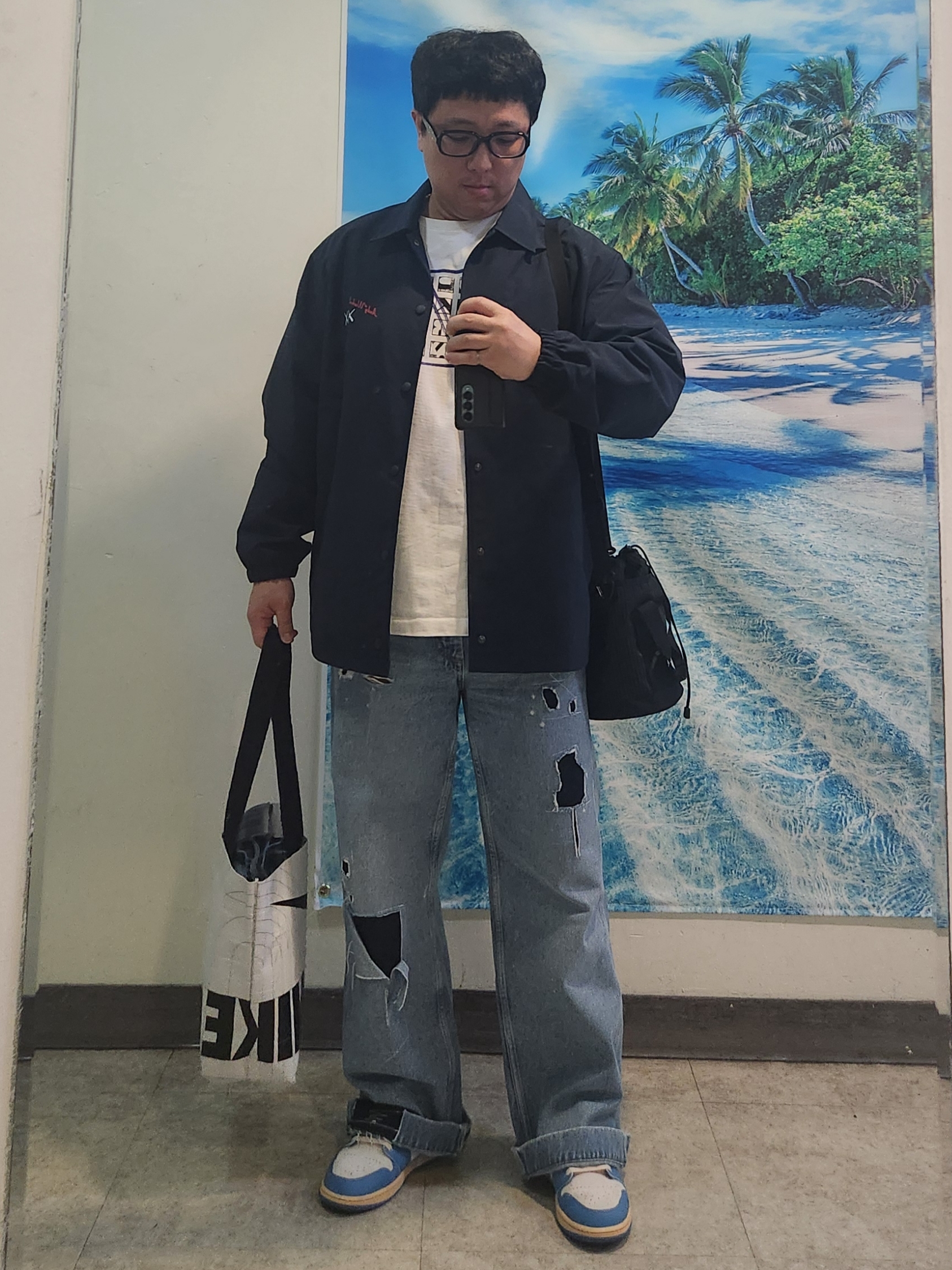 Uniqlo UT x Kaws x Warhol Coach Jacket Navy, Zara x Ader Error Graphic T-Shirt White 착용 스타일
