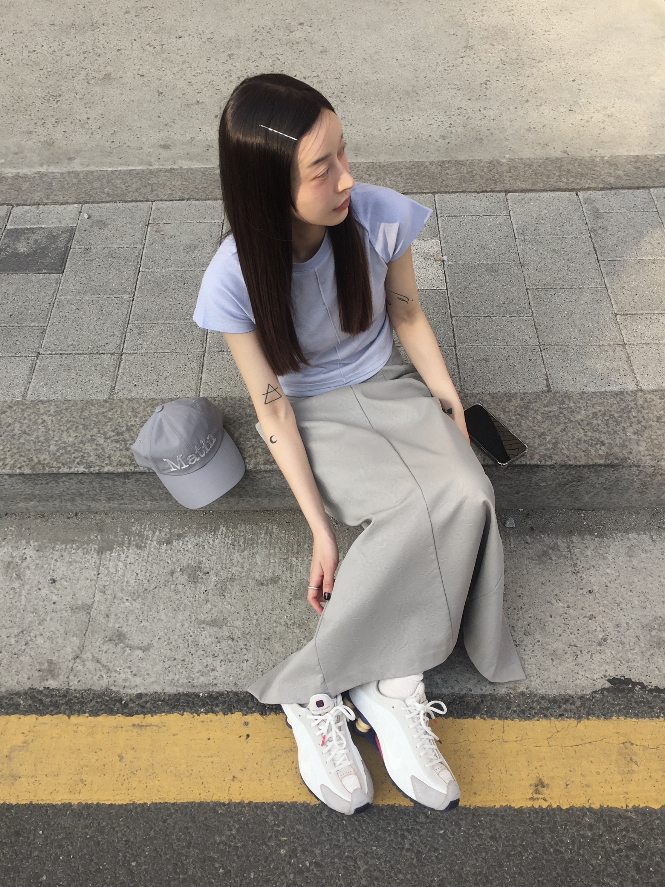 Nike Shox R4 PRM Light Iron Ore and Phantom, Arc'teryx Granville Crossbody Bag Black 착용 스타일 - 9