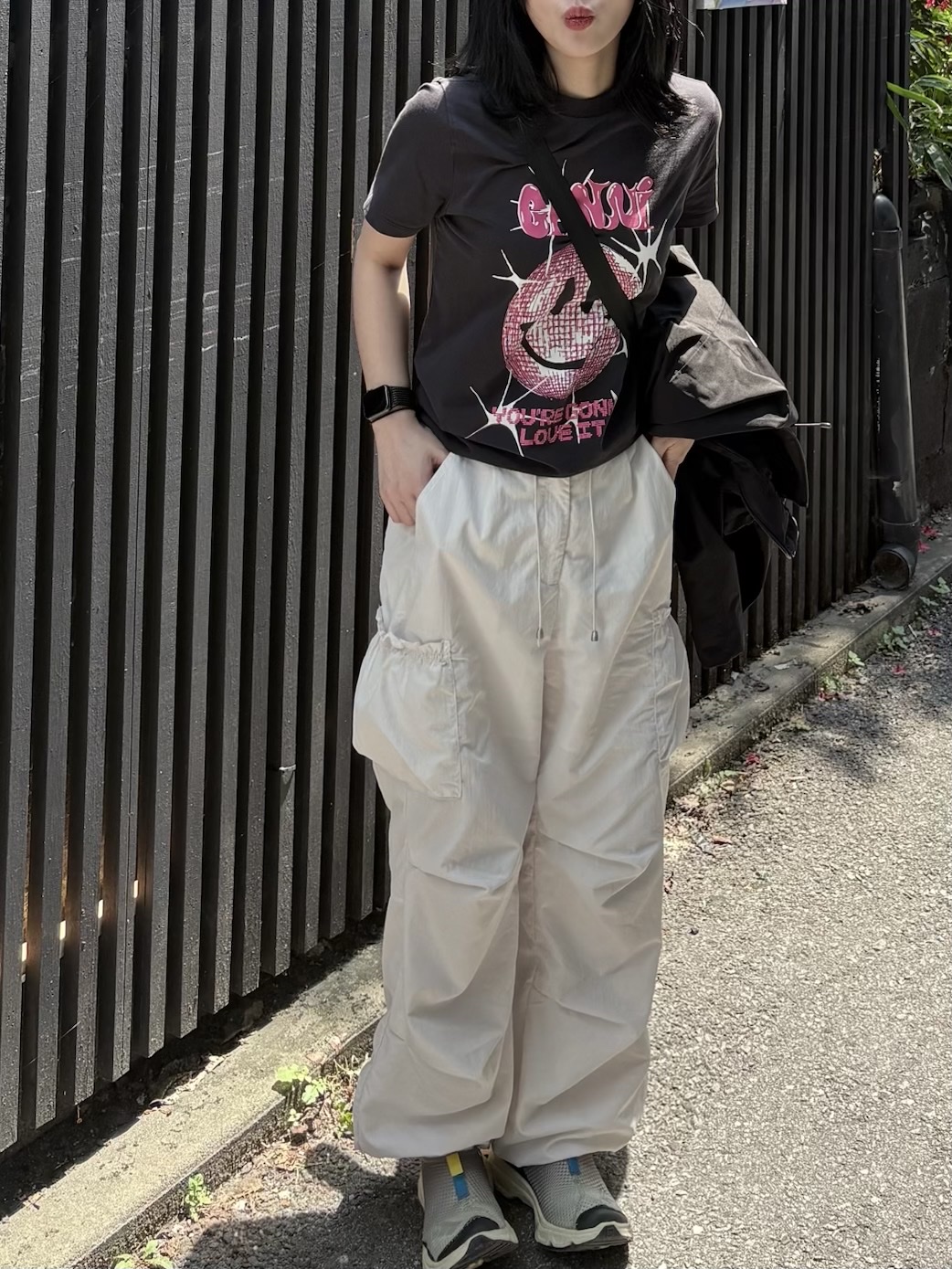 (W) Ganni Smiley Relaxed T-Shirt Phantom, Salomon RX Moc 3.0 Pewter Desert 착용 스타일 - 1