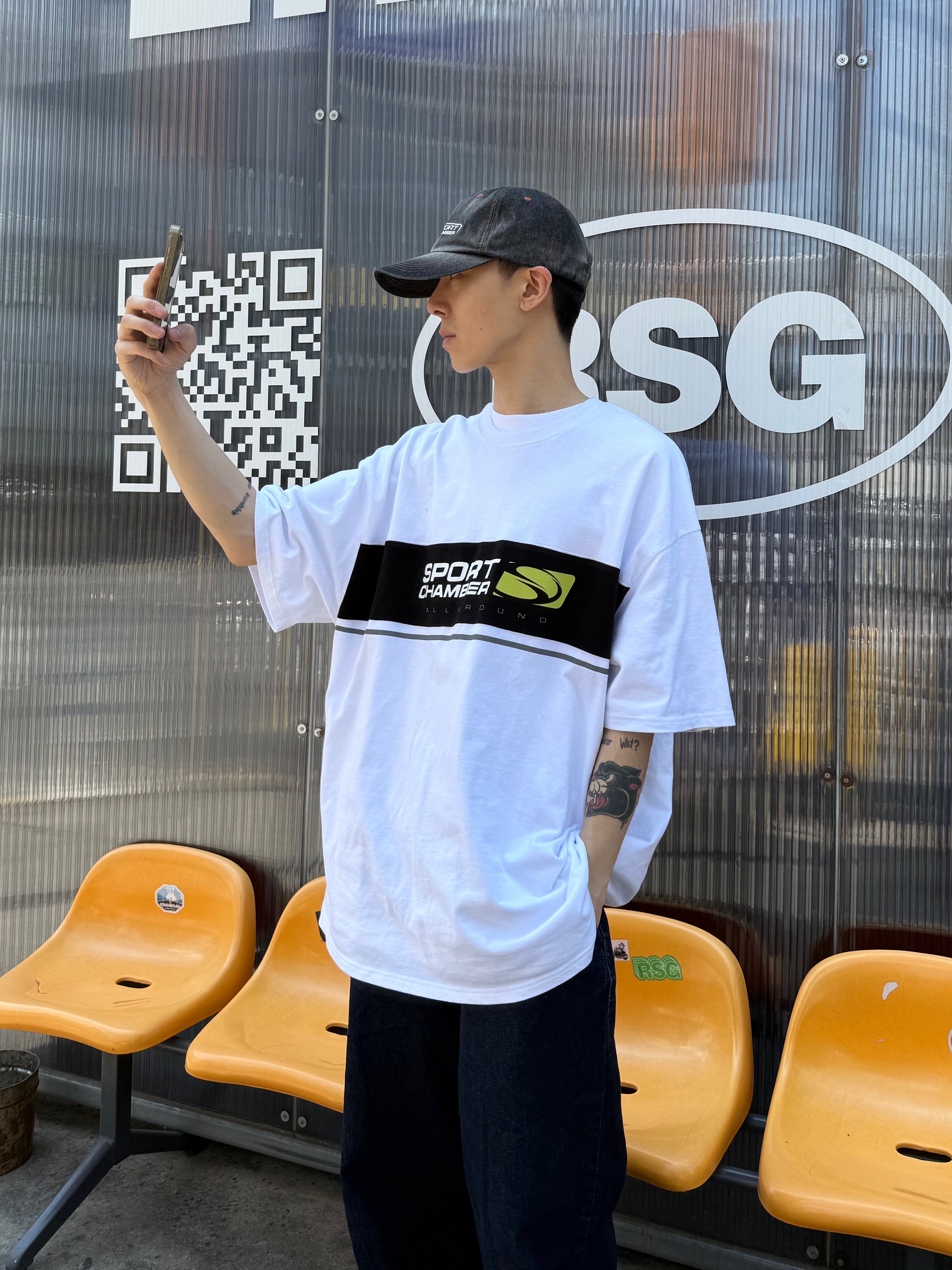 SPORT CHAMBER SC Block Flash T-Shirt White, SPORT CHAMBER SC Flash Ball Cap Black 착용 스타일 - 2