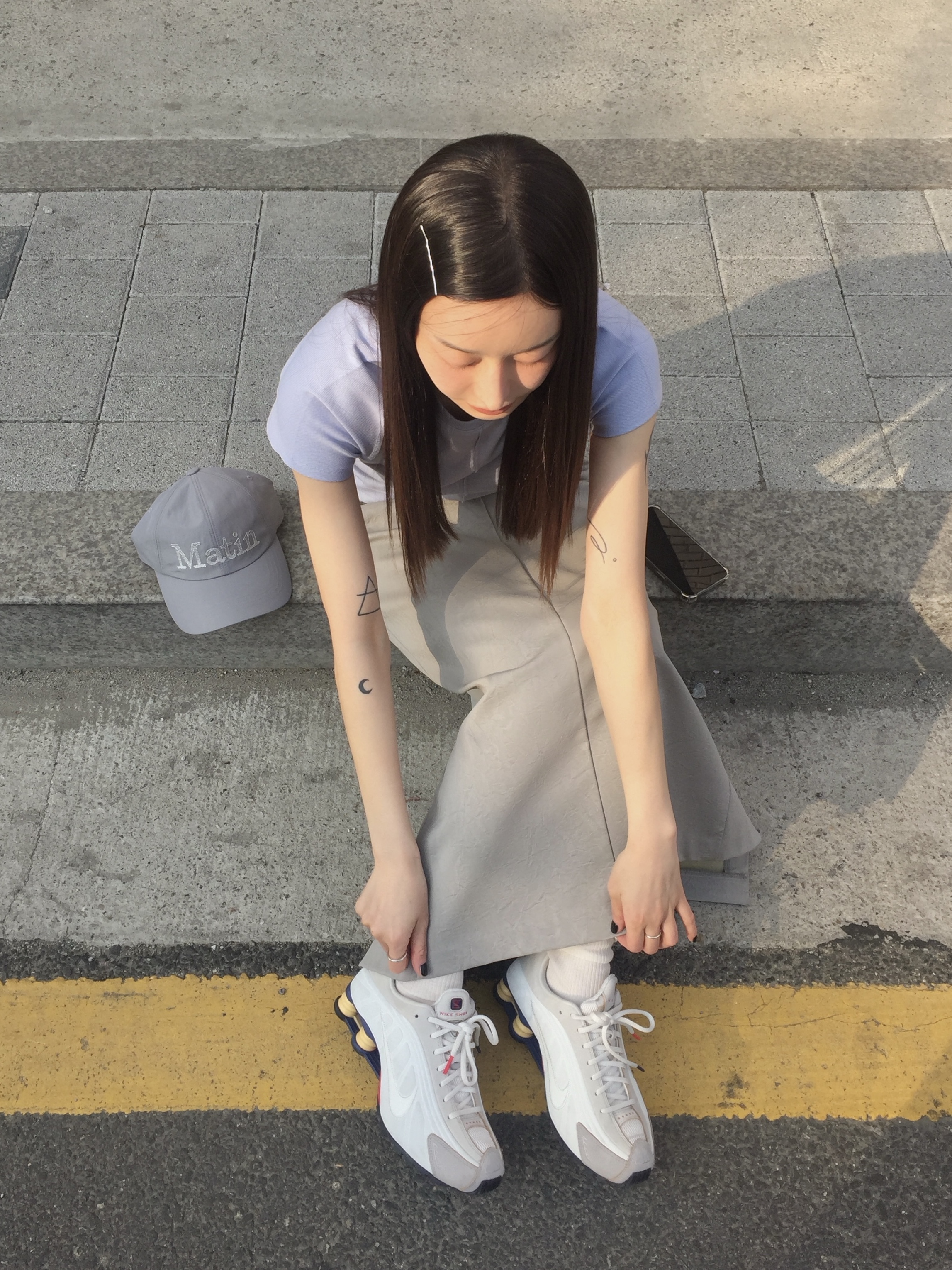 Nike Shox R4 PRM Light Iron Ore and Phantom, Arc'teryx Granville Crossbody Bag Black 착용 스타일 - 7