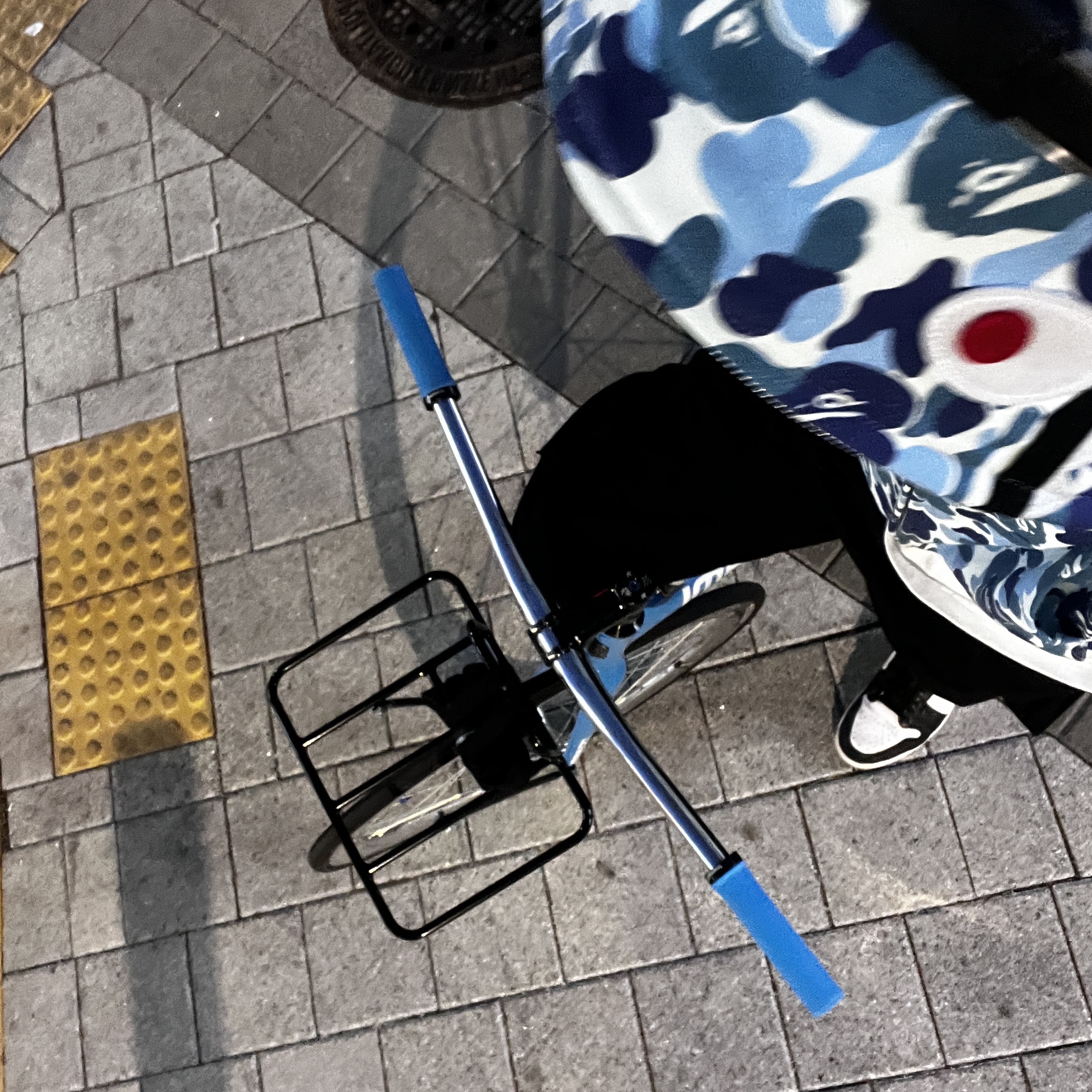BAPE ABC Camo Shark Full Zip Hoodie Blue, Jordan 1 Retro Low OG Black and Dark Powder Blue 착용 스타일 - 1