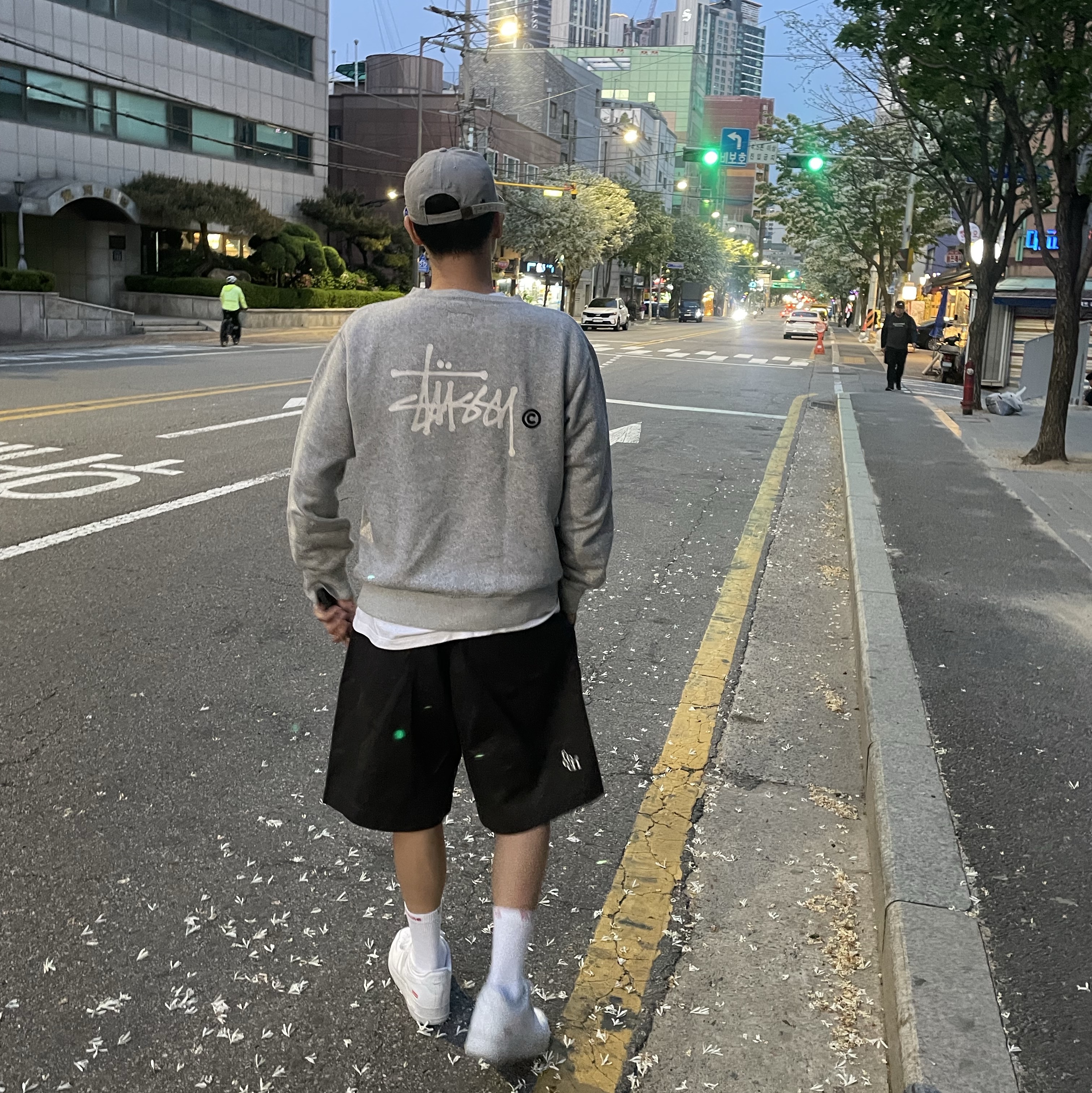 Nike x Supreme Air Force 1 Low White, Neighborhood Dad Cap Gray 착용 스타일 - 3