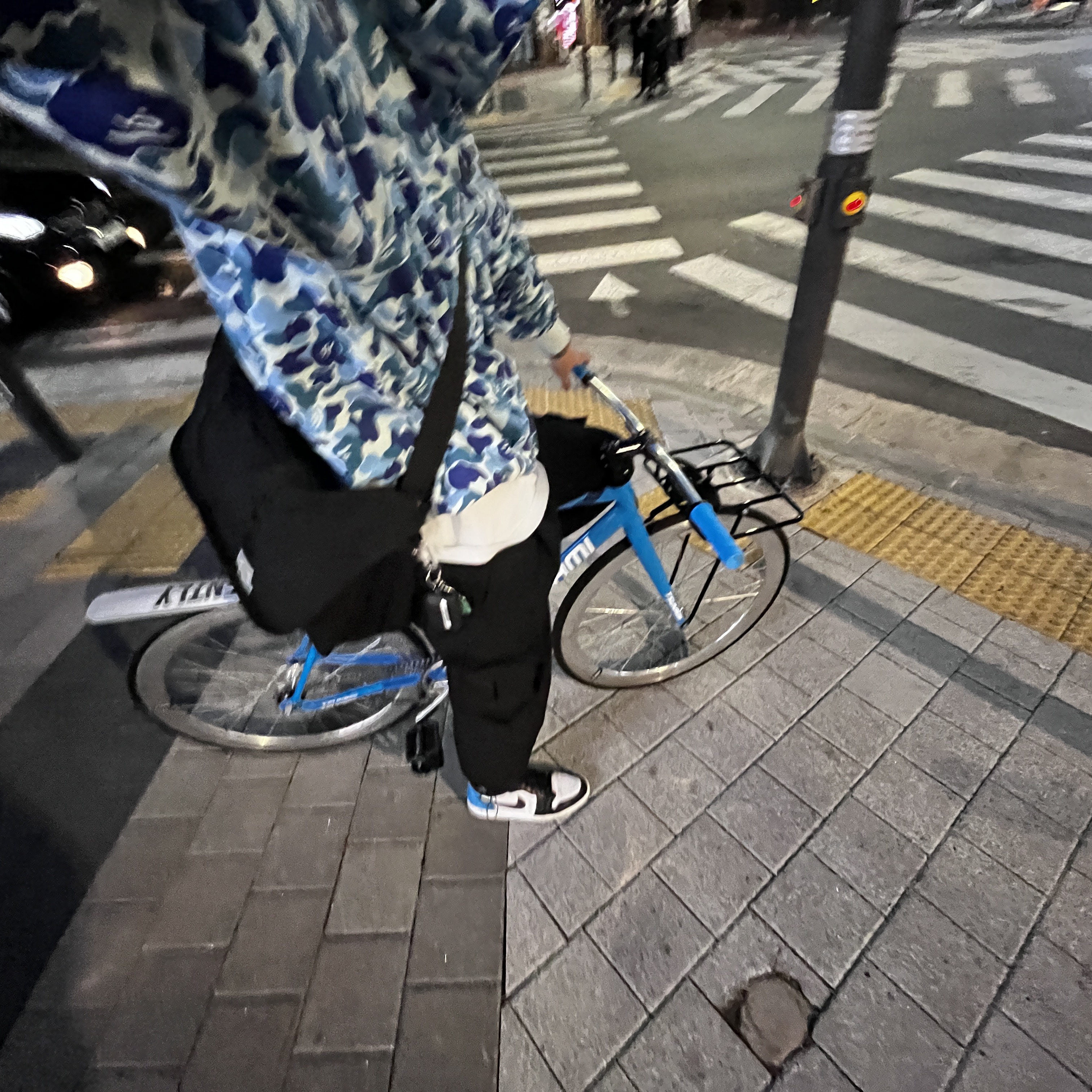 BAPE ABC Camo Shark Full Zip Hoodie Blue, Jordan 1 Retro Low OG Black and Dark Powder Blue 착용 스타일 - 2