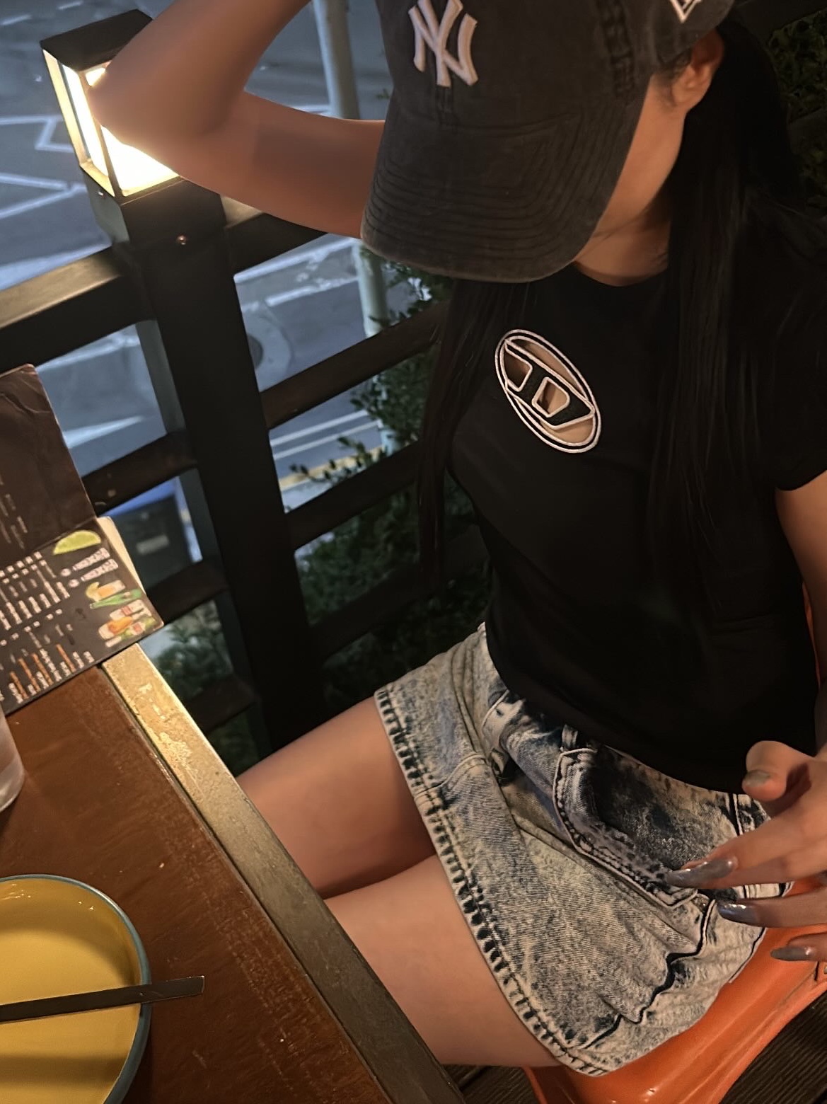 (W) Diesel T-Angie Peekaboo Logo T-Shirt Black 착용 스타일
