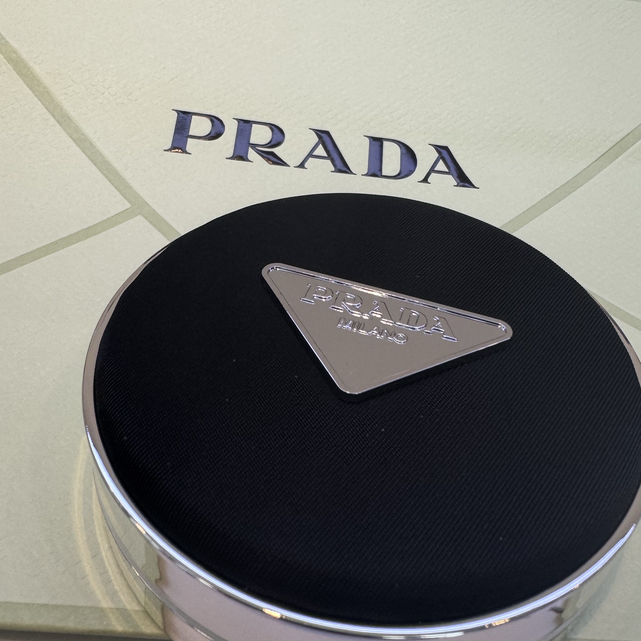 Prada Reveal Mesh Cushion Foundation LN10 착용 스타일