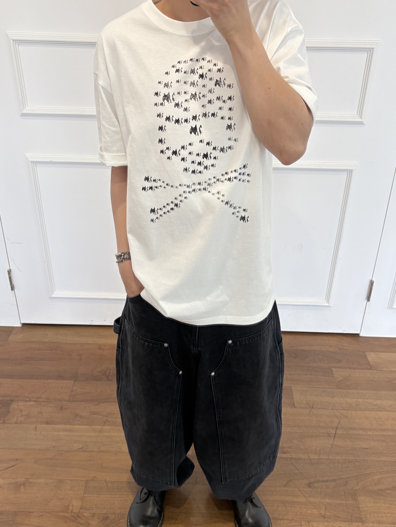 Suade Albino Skull Tee Ivory, Dr. Martens 1461 Smooth Black 착용 스타일