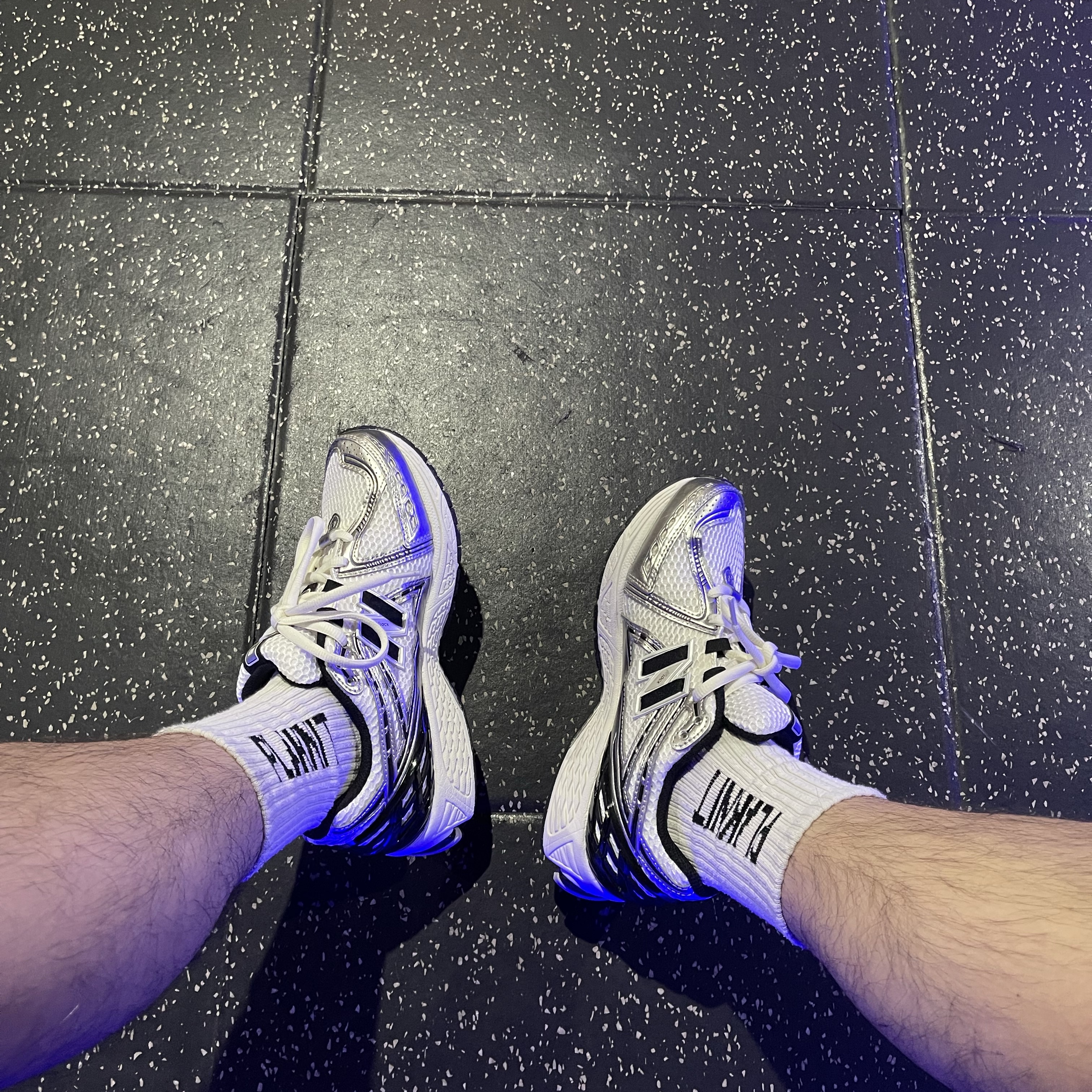 New Balance 1906R Silver Metallic Black 착용 스타일 - 2