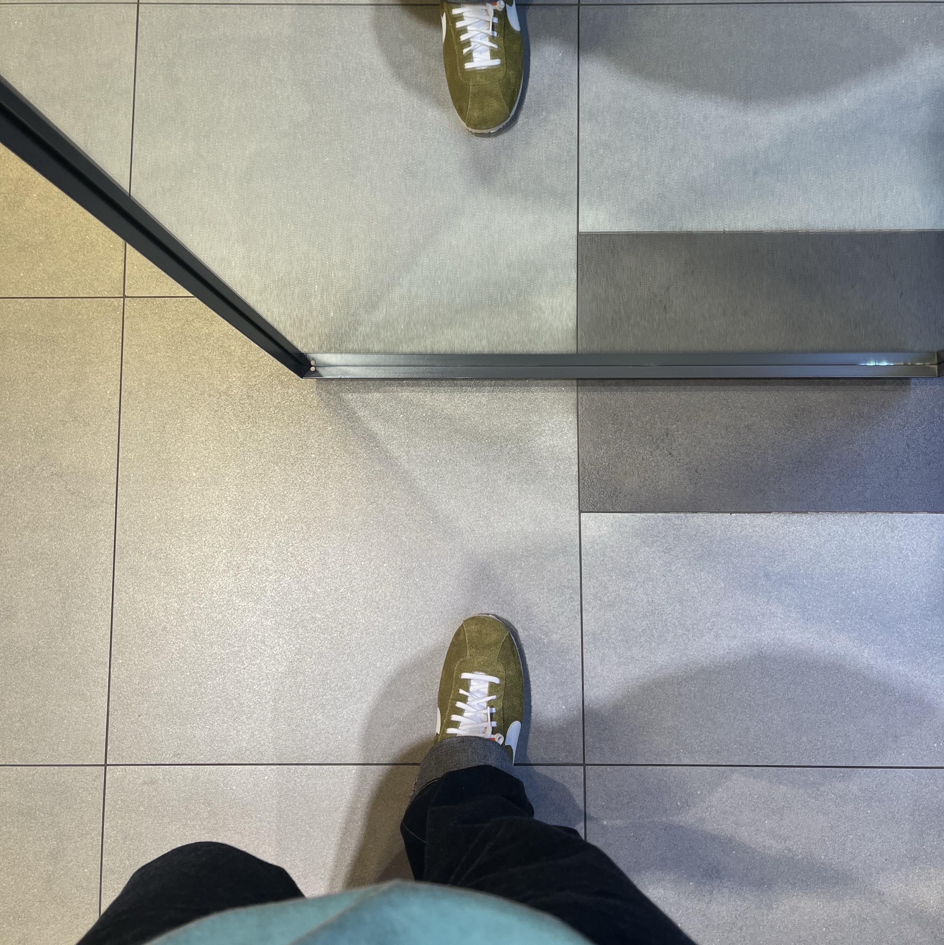 Nike Cortez SE Suede Pacific Moss Infinite Gold 착용 스타일