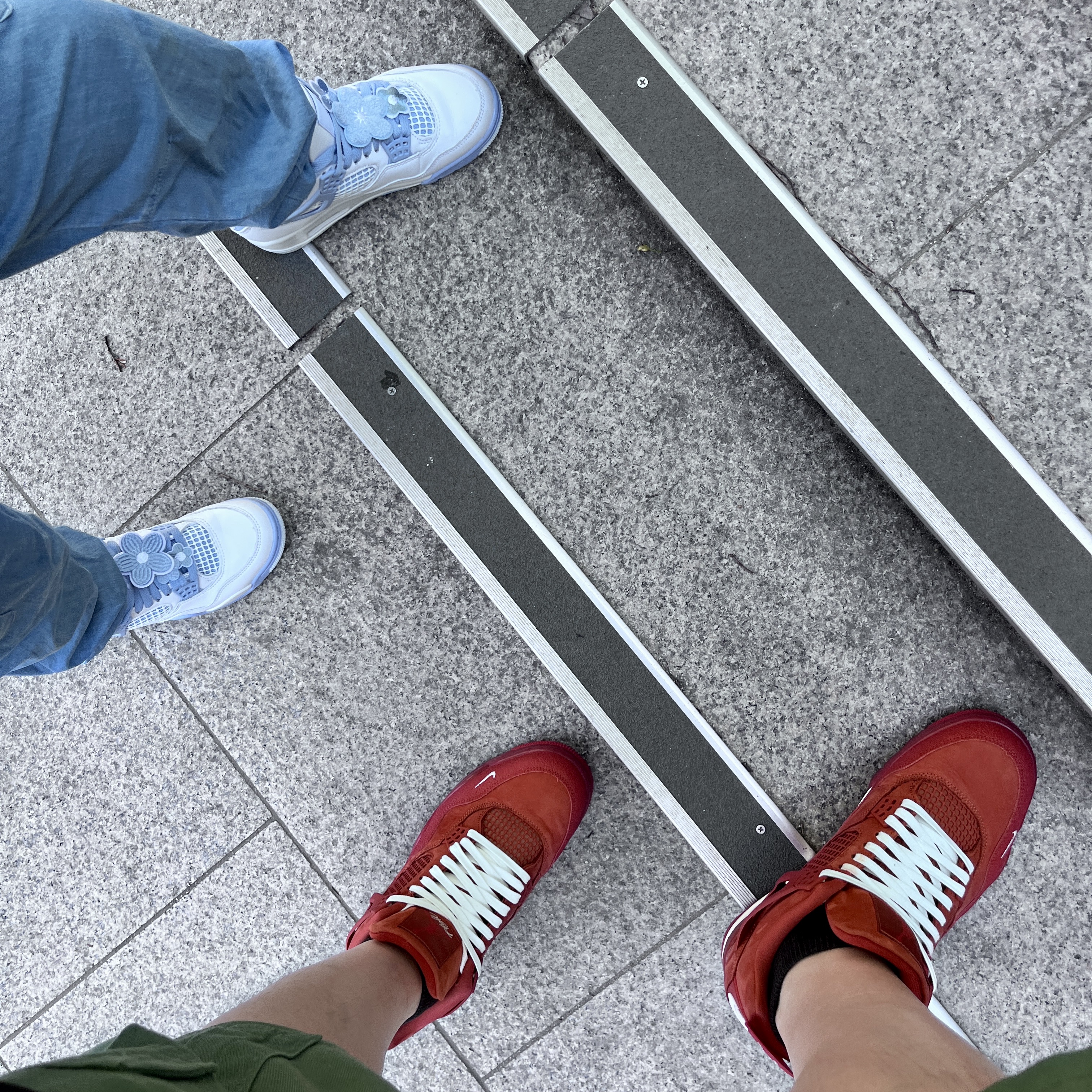 Jordan 4 x Nigel Sylvester Retro OG SP Brick by Brick, (W) Jordan 4 Retro Aluminum 착용 스타일 - 1