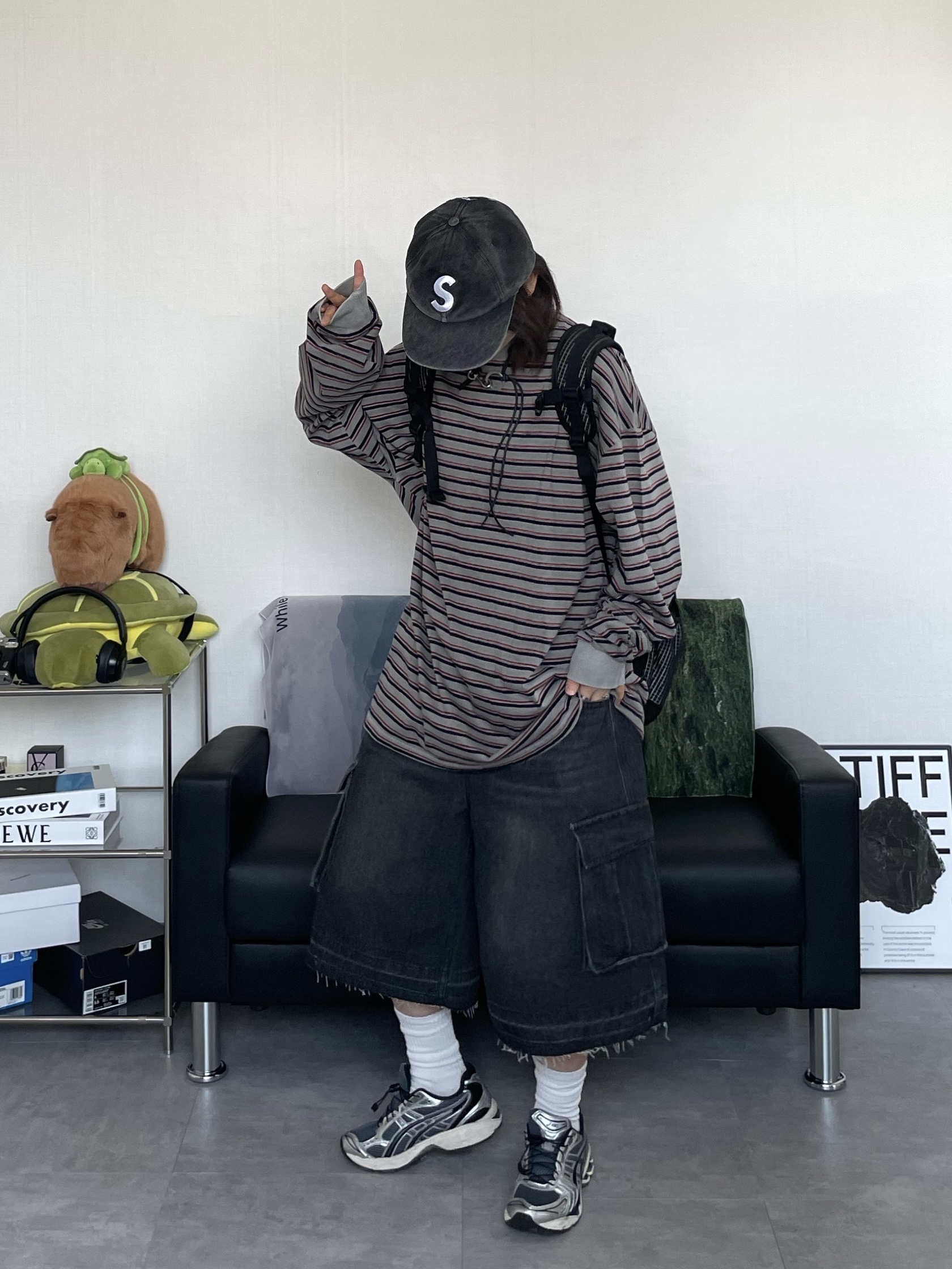 Supreme Pigment Canvas S Logo 6-Panel Black - 23SS, Asics Unlimited Gel-Kayano 14 Carrier Grey Black 착용 스타일 - 1
