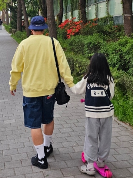 Supreme x Nike Dazzle Crusher Navy - 24SS, Supreme Box Logo Crewneck Pale Yellow - 22FW 착용 스타일 - 2