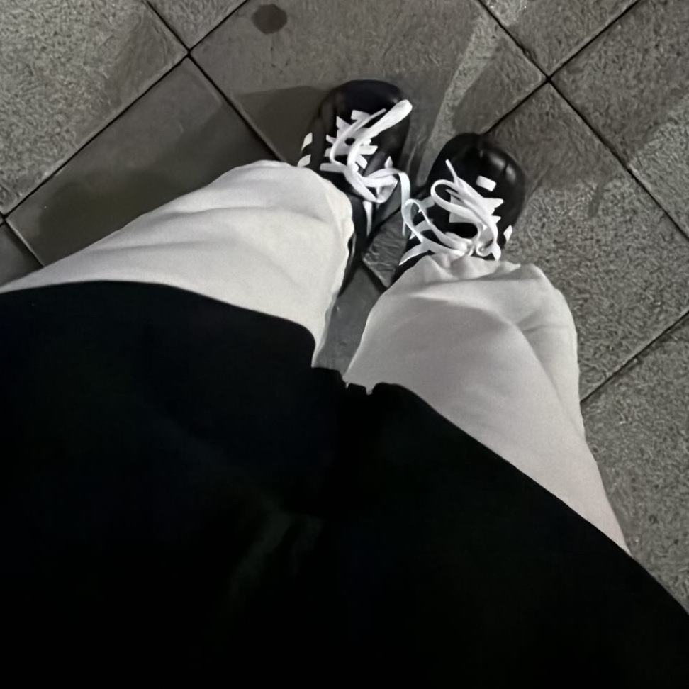 Adidas Adilette Clog Black White 착용 스타일