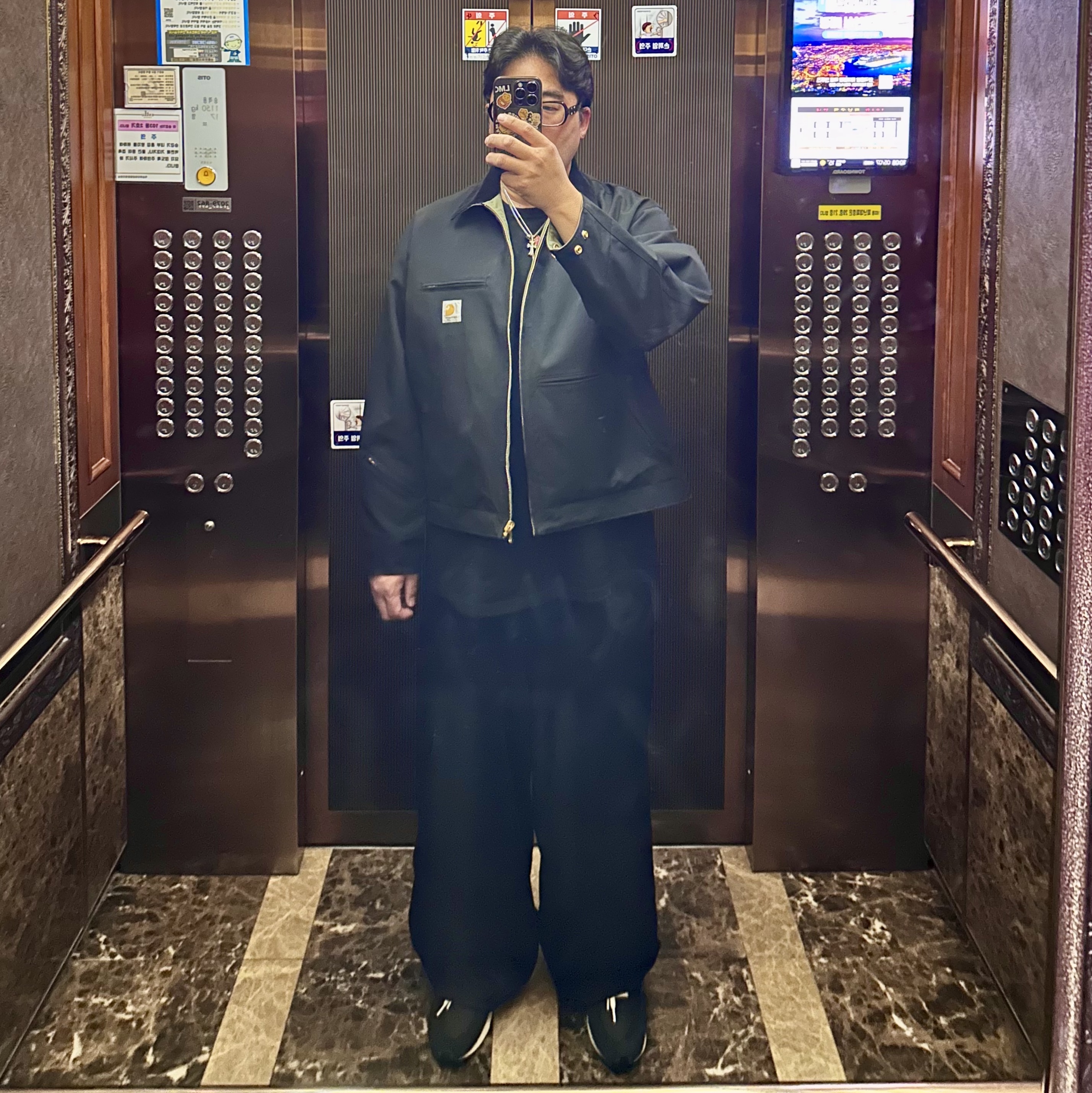 Carhartt WIP x Invincible Reversible Detroit Jacket Max Black Sage Green, Nike x Undercover Daybreak Black 착용 스타일 - 1