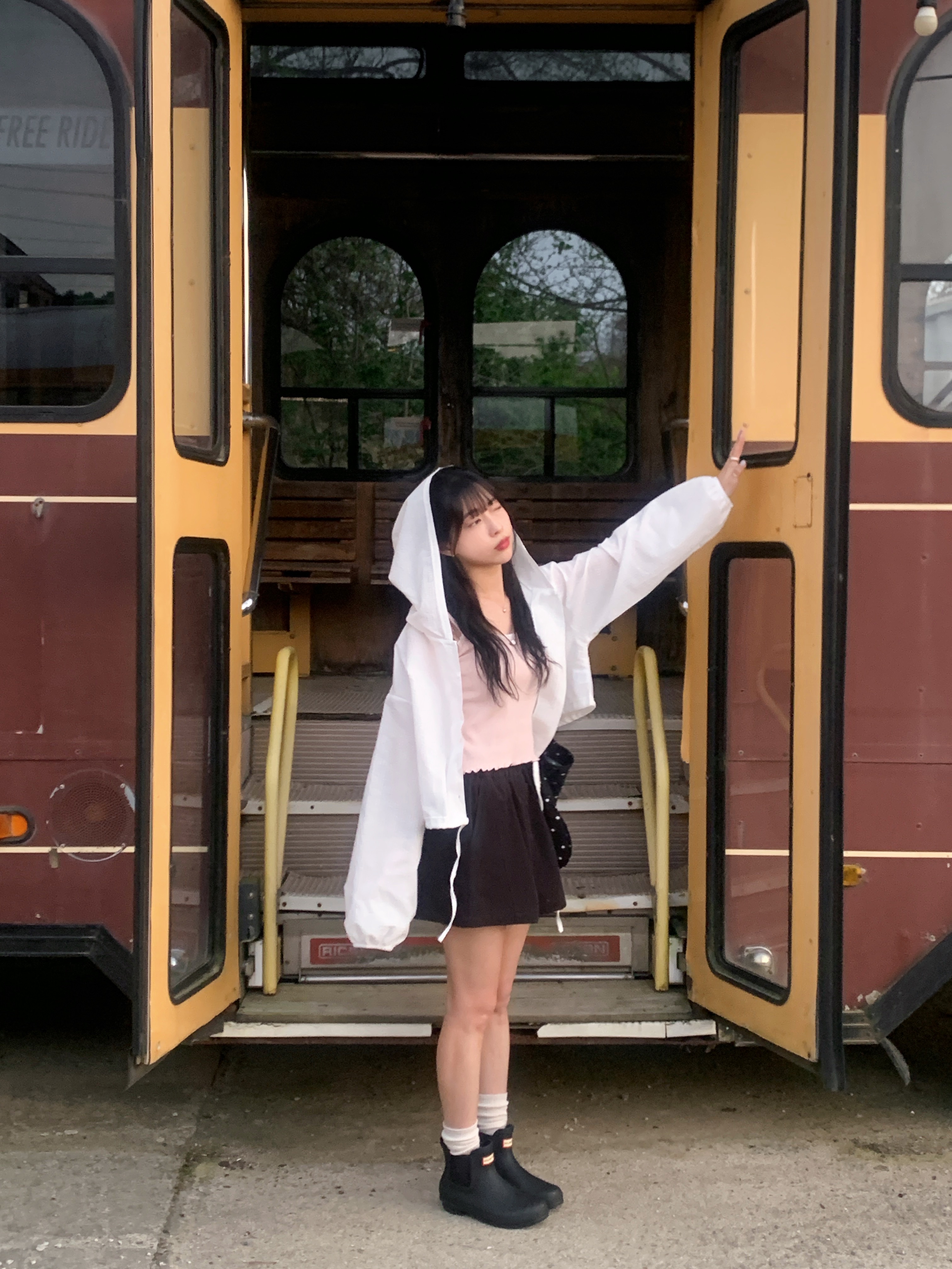 (W) Hunter Original Chelsea Boots Black 착용 스타일 - 2