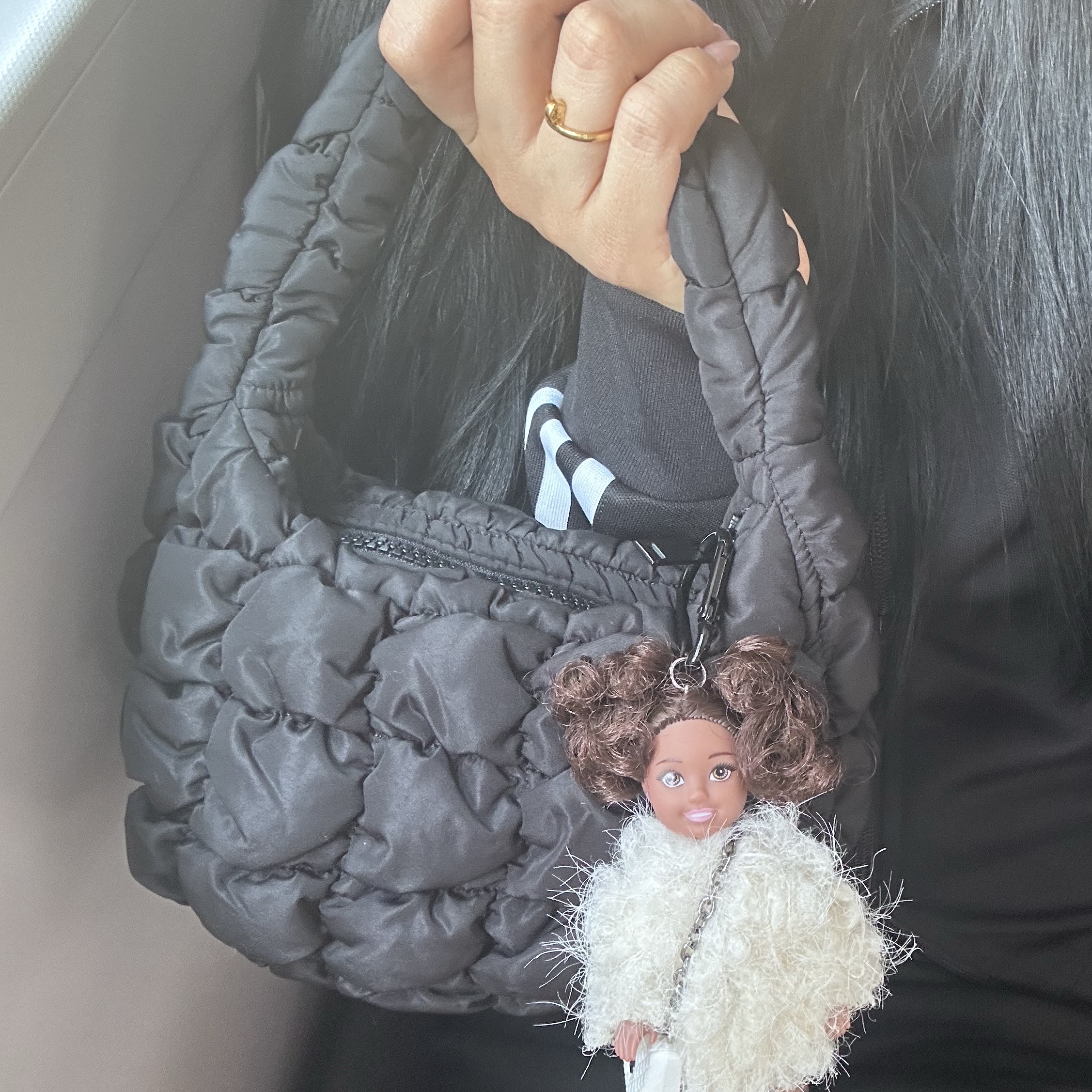 COS Quilted Micro Bag Black 착용 스타일 - 2