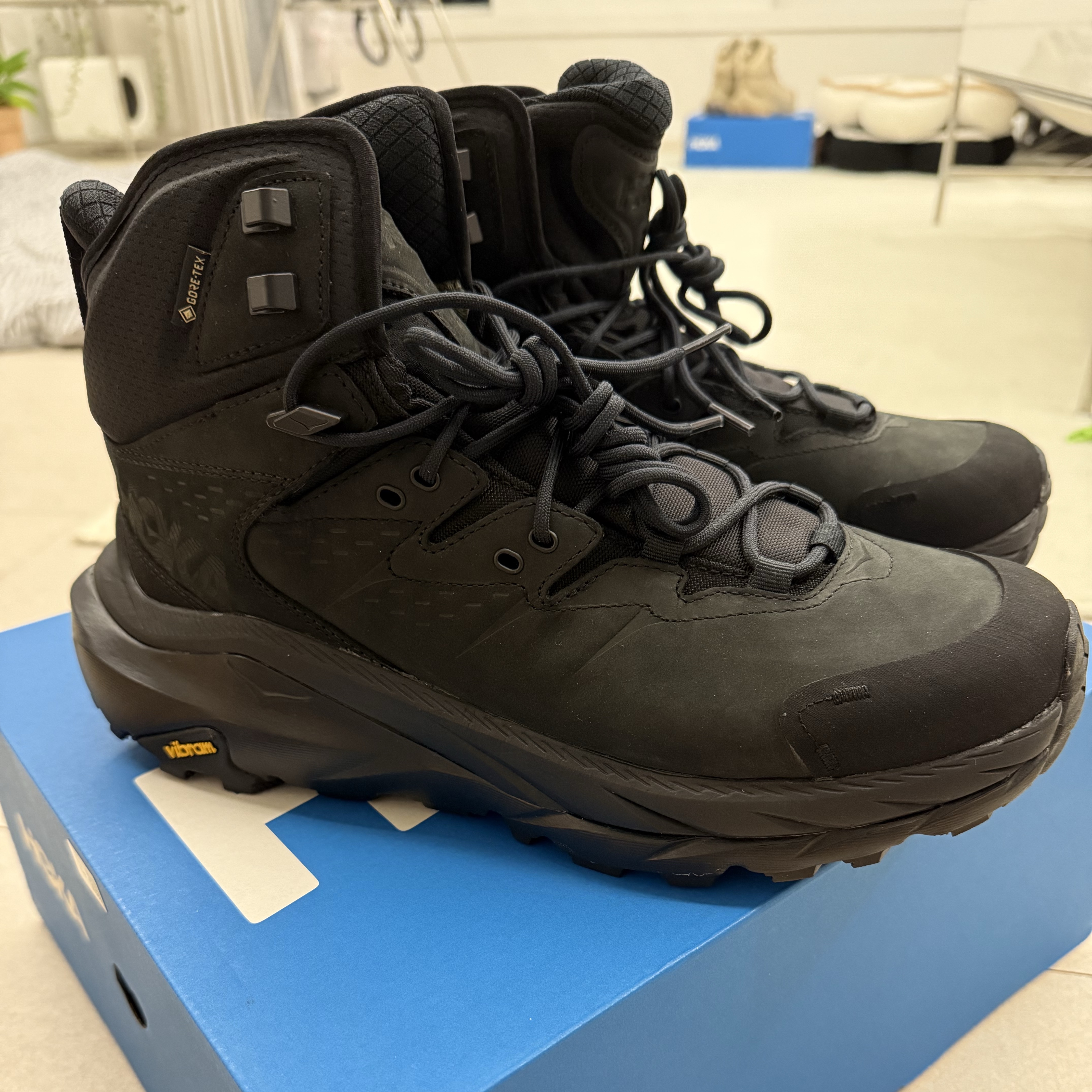 Hoka Kaha 2 Gore-Tex Black 착용 스타일