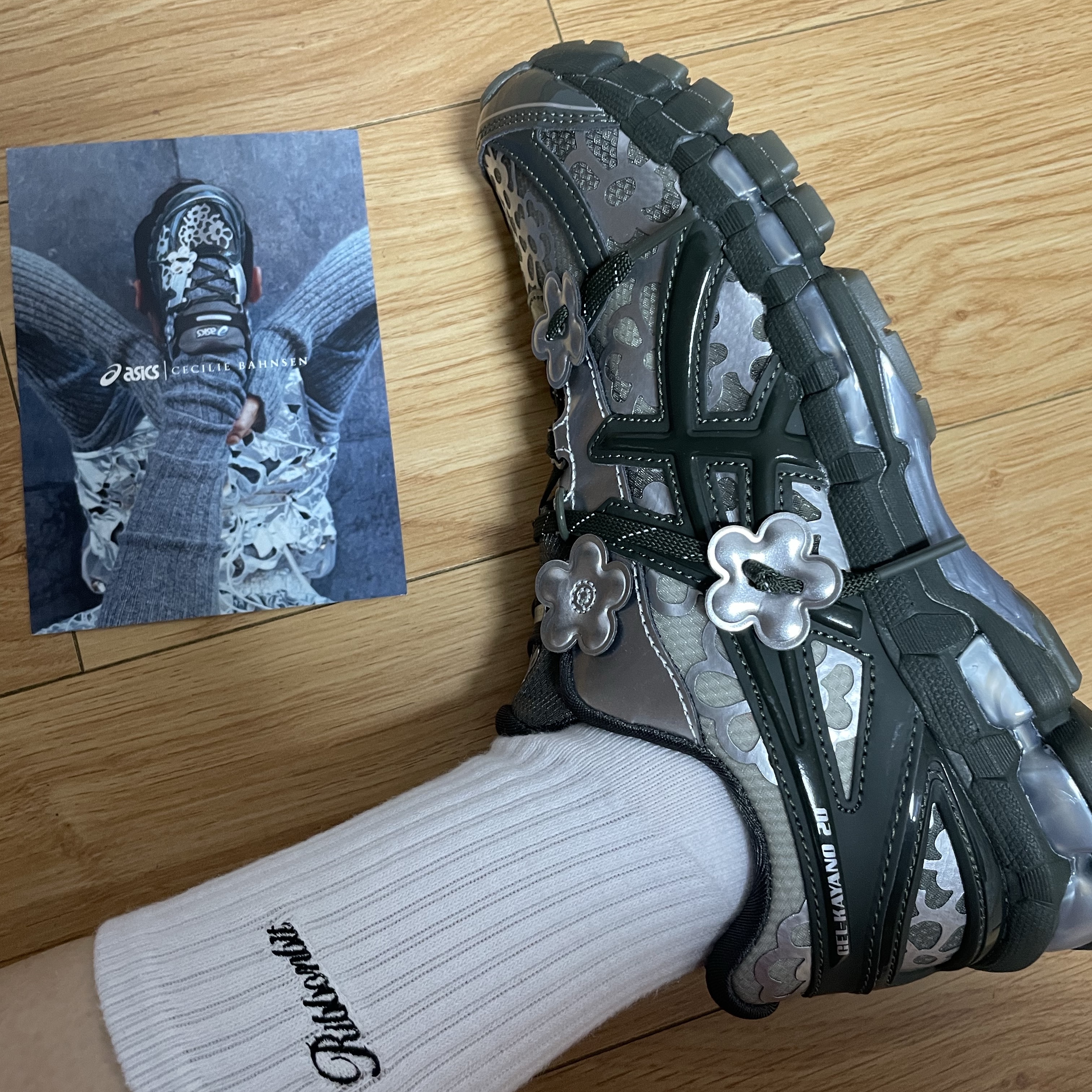 Asics x Cecilie Bahnsen Gel-Kayano 20 Olive 착용 스타일 - 2