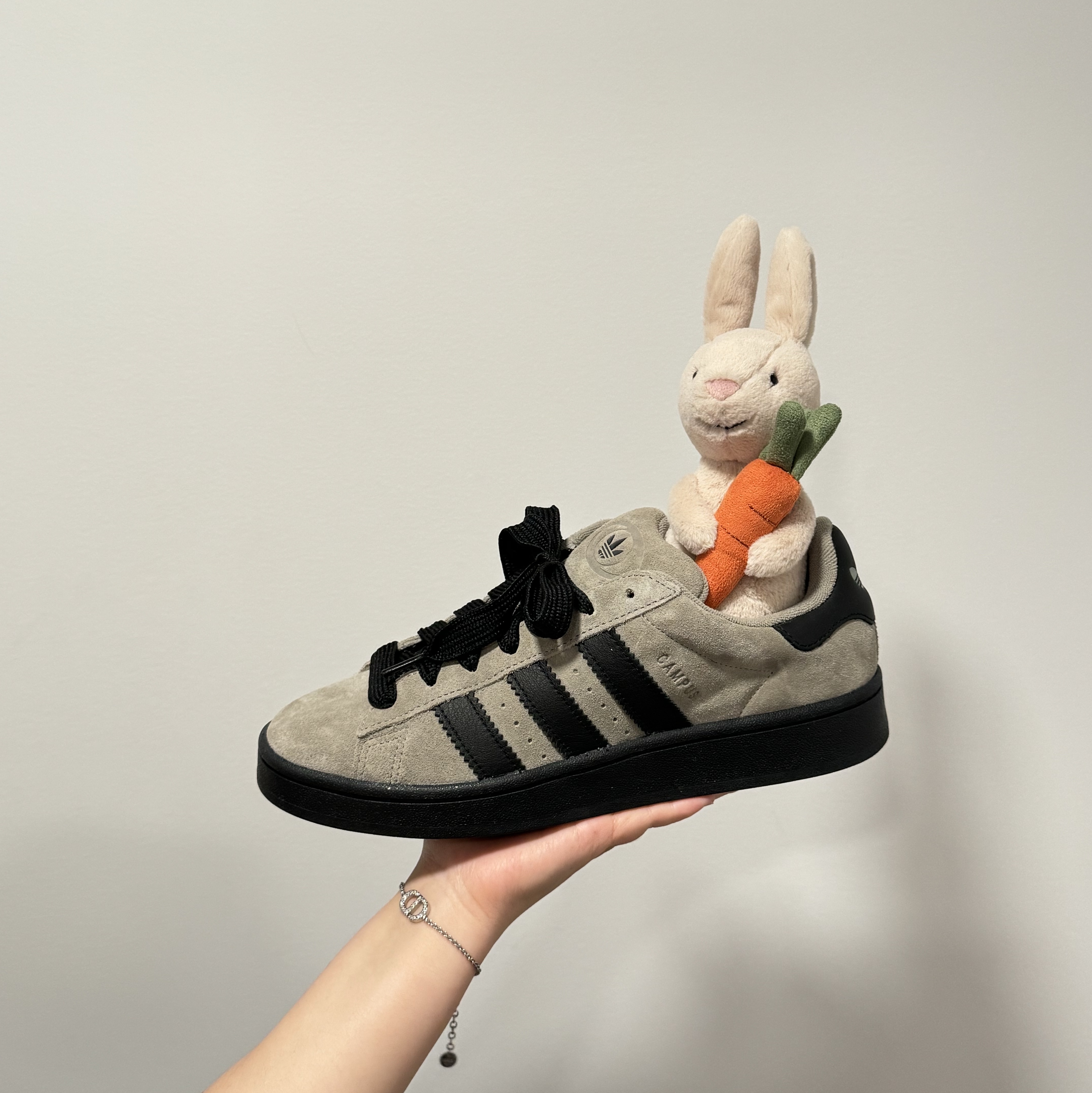 Adidas Campus 00s Silver Pebble Core Black 착용 스타일