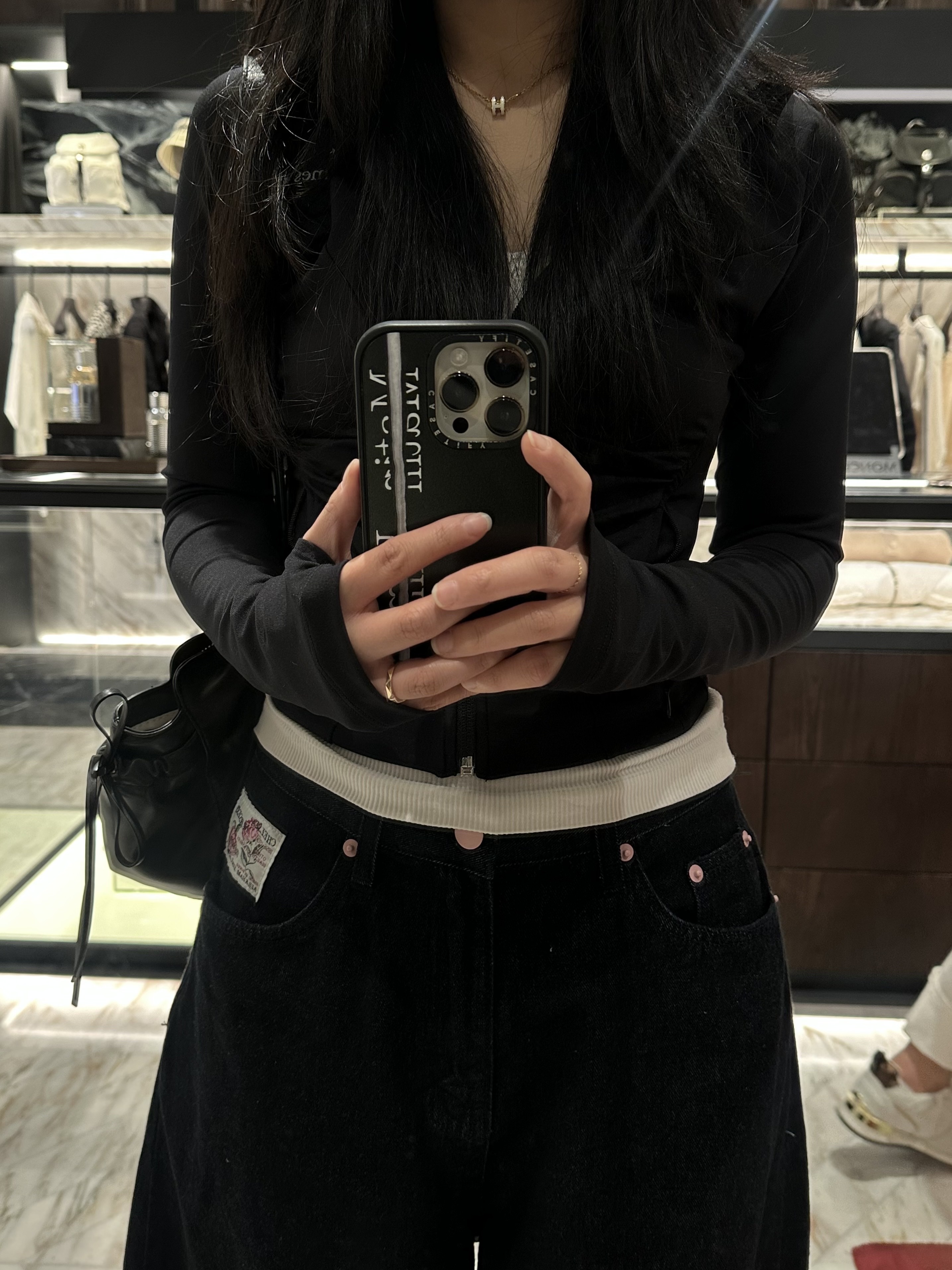 (W) Hermes Mini Pop H Pendant Rose Gold & Blanc, (W) Threetimes Elfin Zip Hoodie Black 착용 스타일