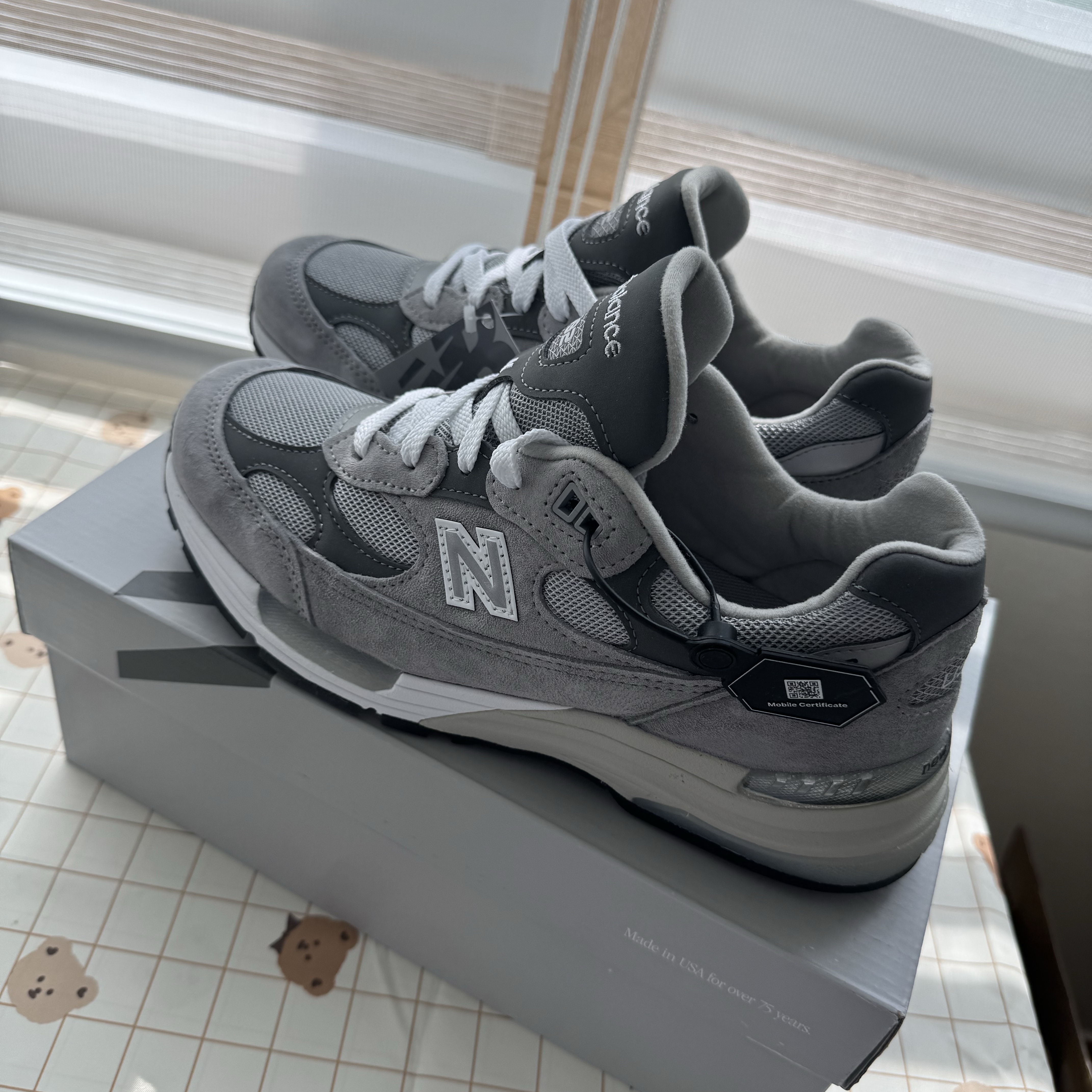 New Balance 992 Made in USA Core Grey Silver Metallic 착용 스타일 - 1