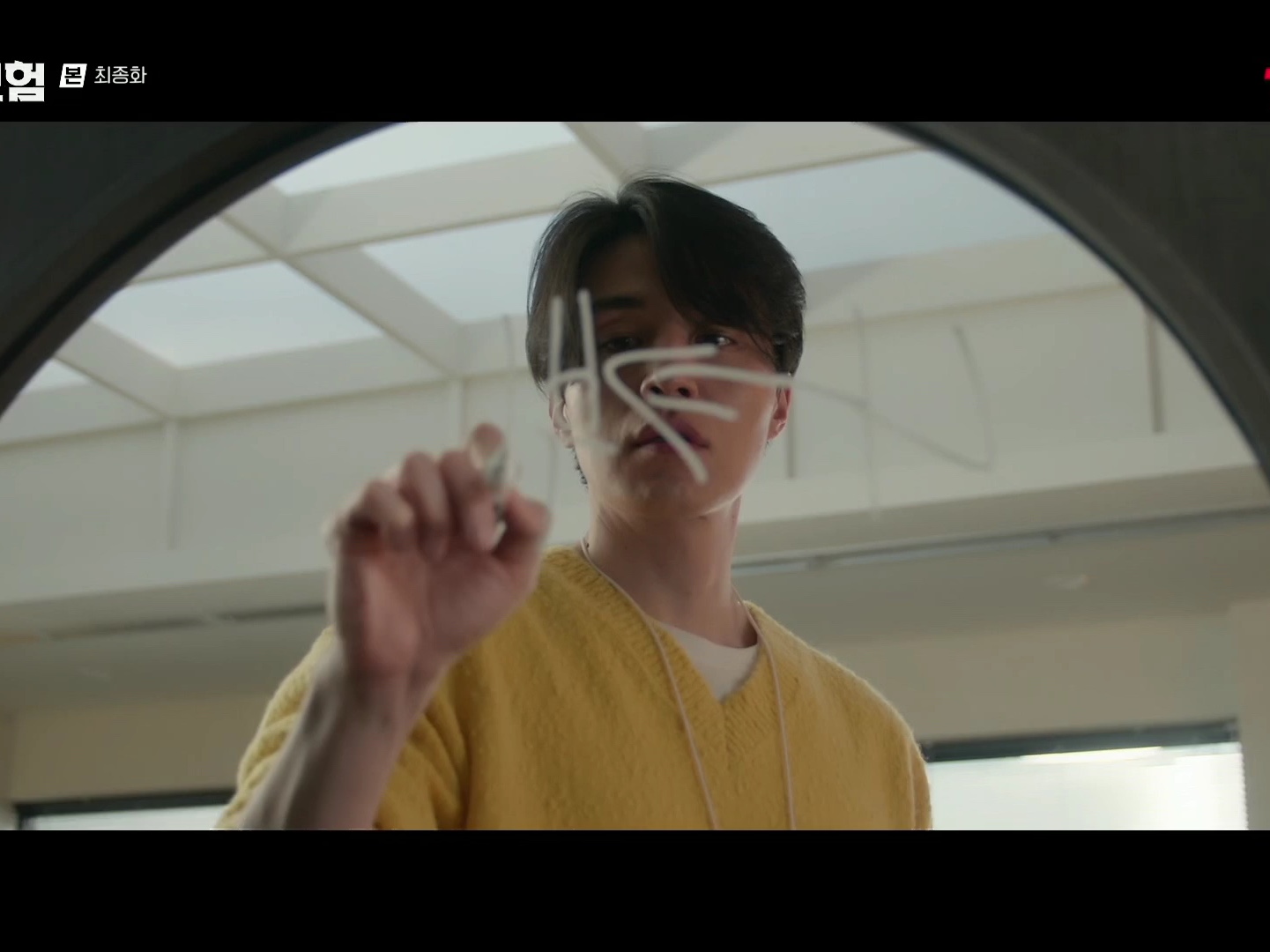 STU Casentino V-Neck Knit Yellow 착용 스타일 - 3