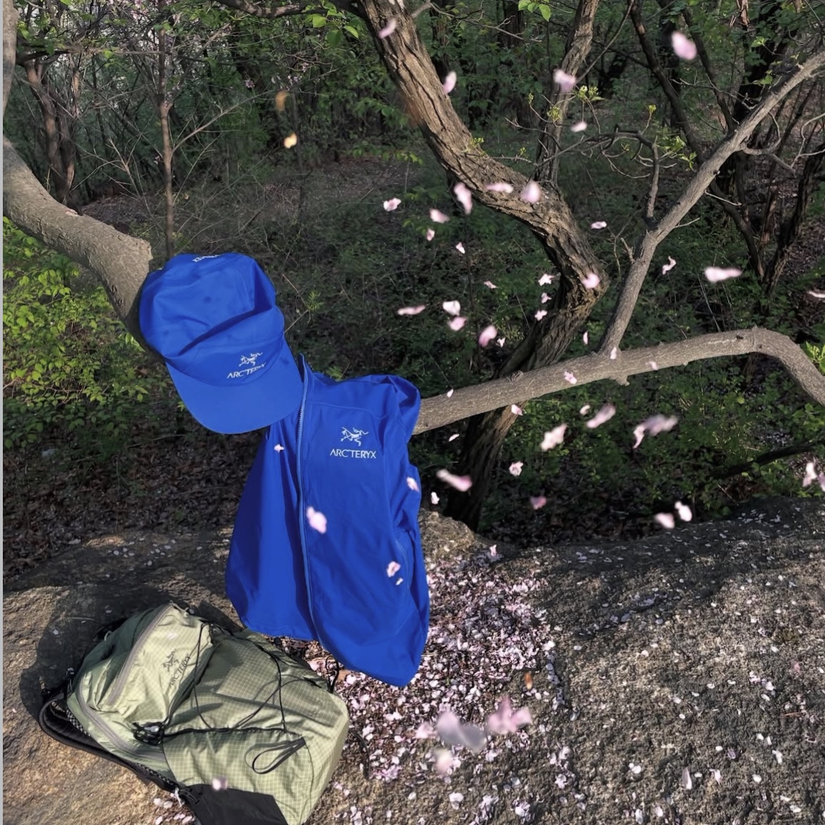 Arc'teryx Aerios 18 Backpack Chloris Forage 착용 스타일