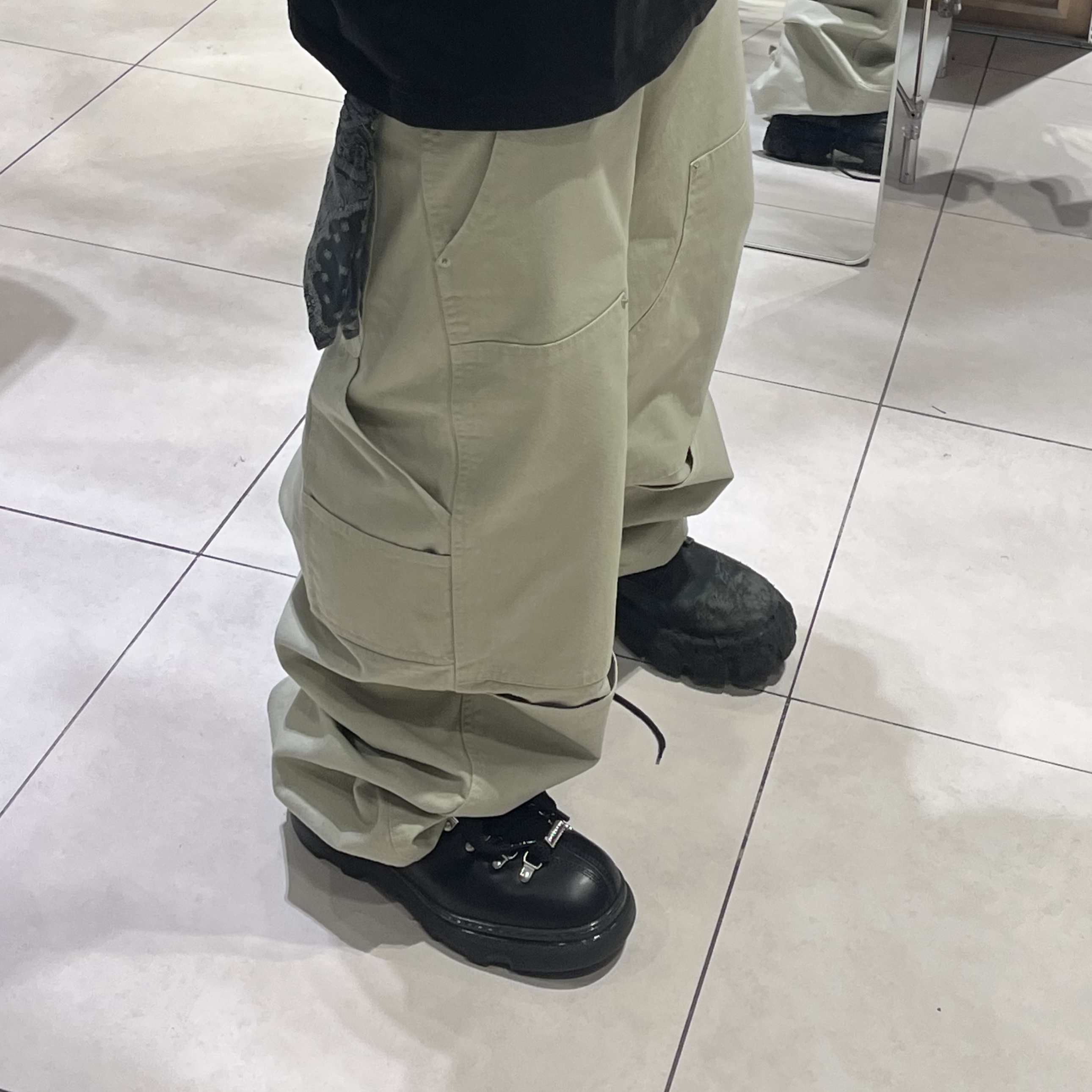 [KREAM 단독] Aoiro Cutted Double Knee Pants Light Sage, Aoiro Cutted Double Knee Pants Tan 착용 스타일 - 1