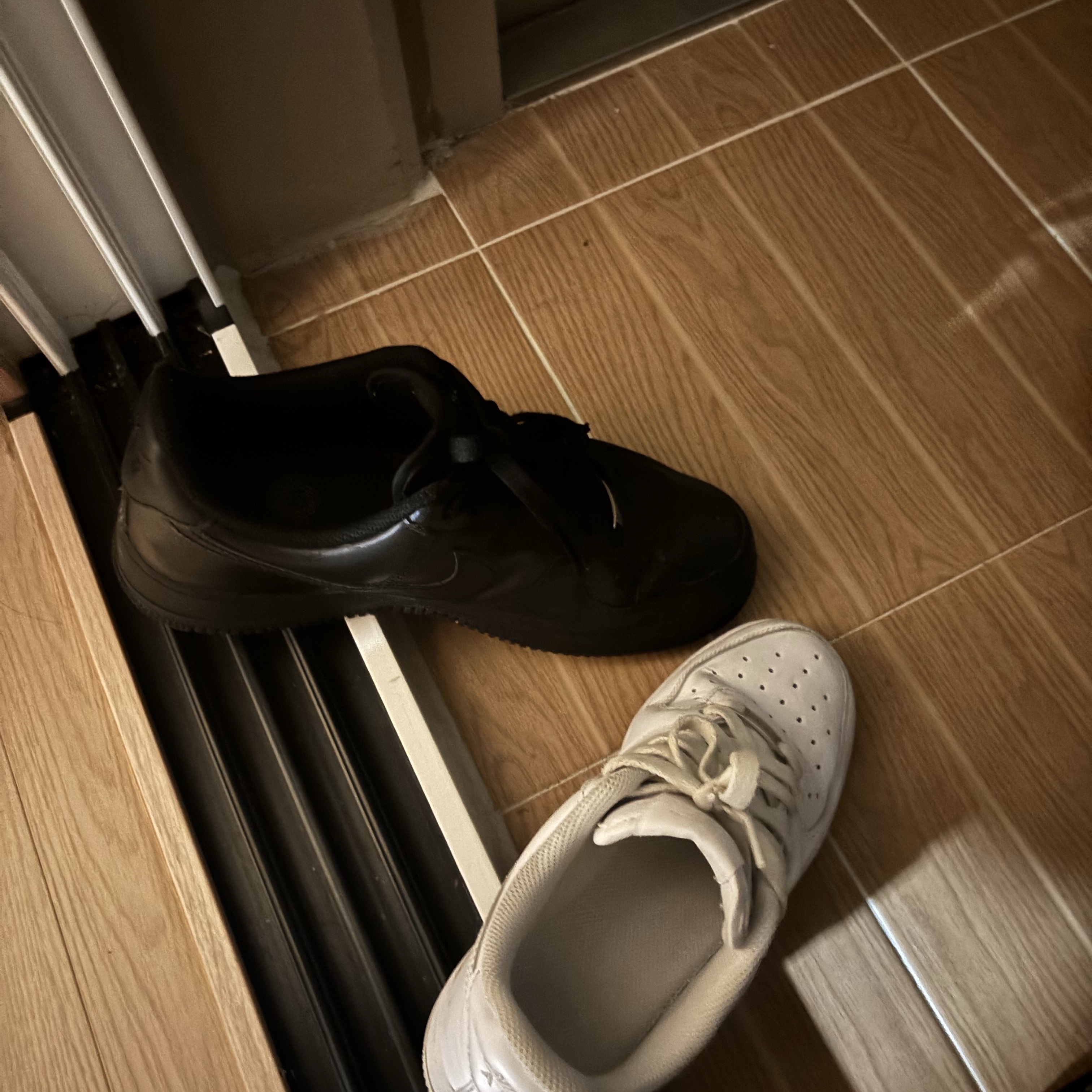 Nike Air Force 1 '07 Low White, Nike Air Force 1 '07 Low Triple Black 착용 스타일