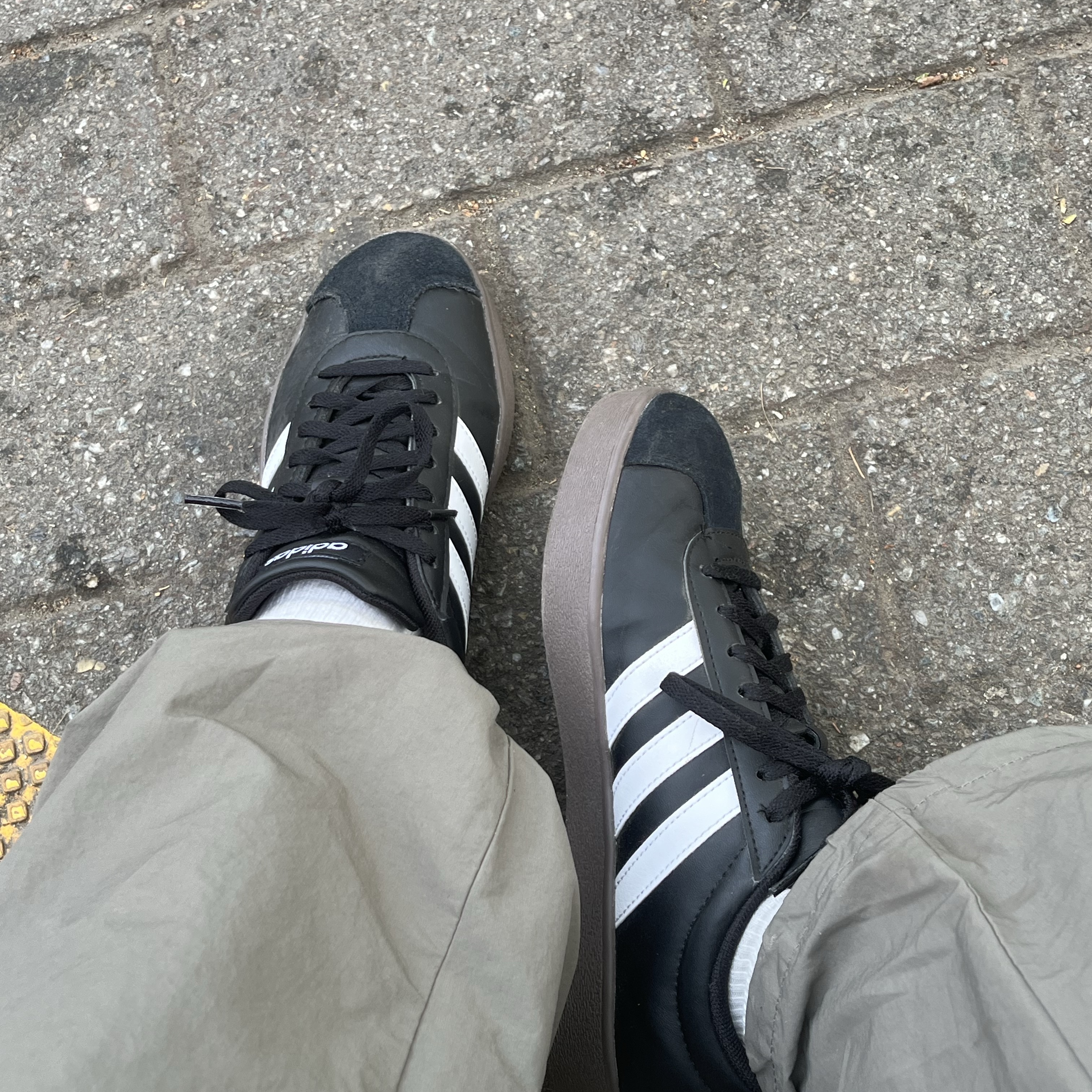 Adidas VL Court Base Core Black Cloud White 착용 스타일 - 2