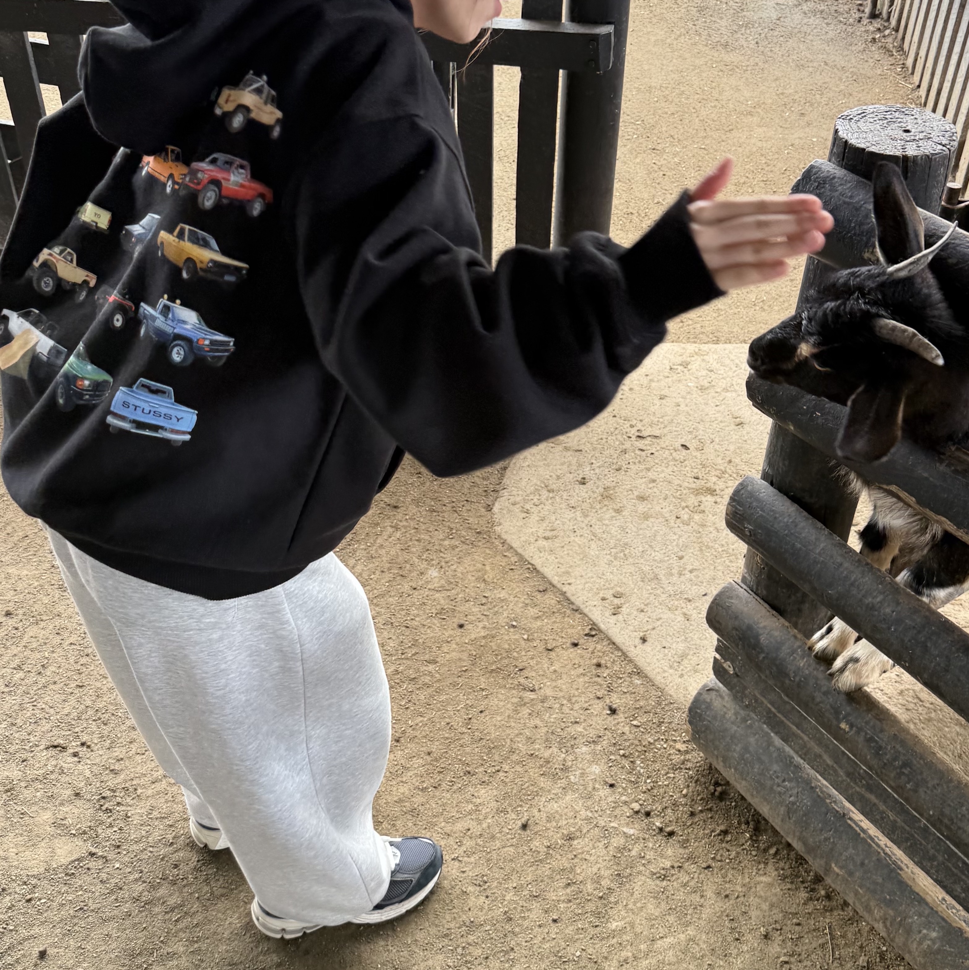Stussy Pickup Zip Hoodie Black, New Balance 2002R Premium Vintage Navy Grey 착용 스타일 - 1