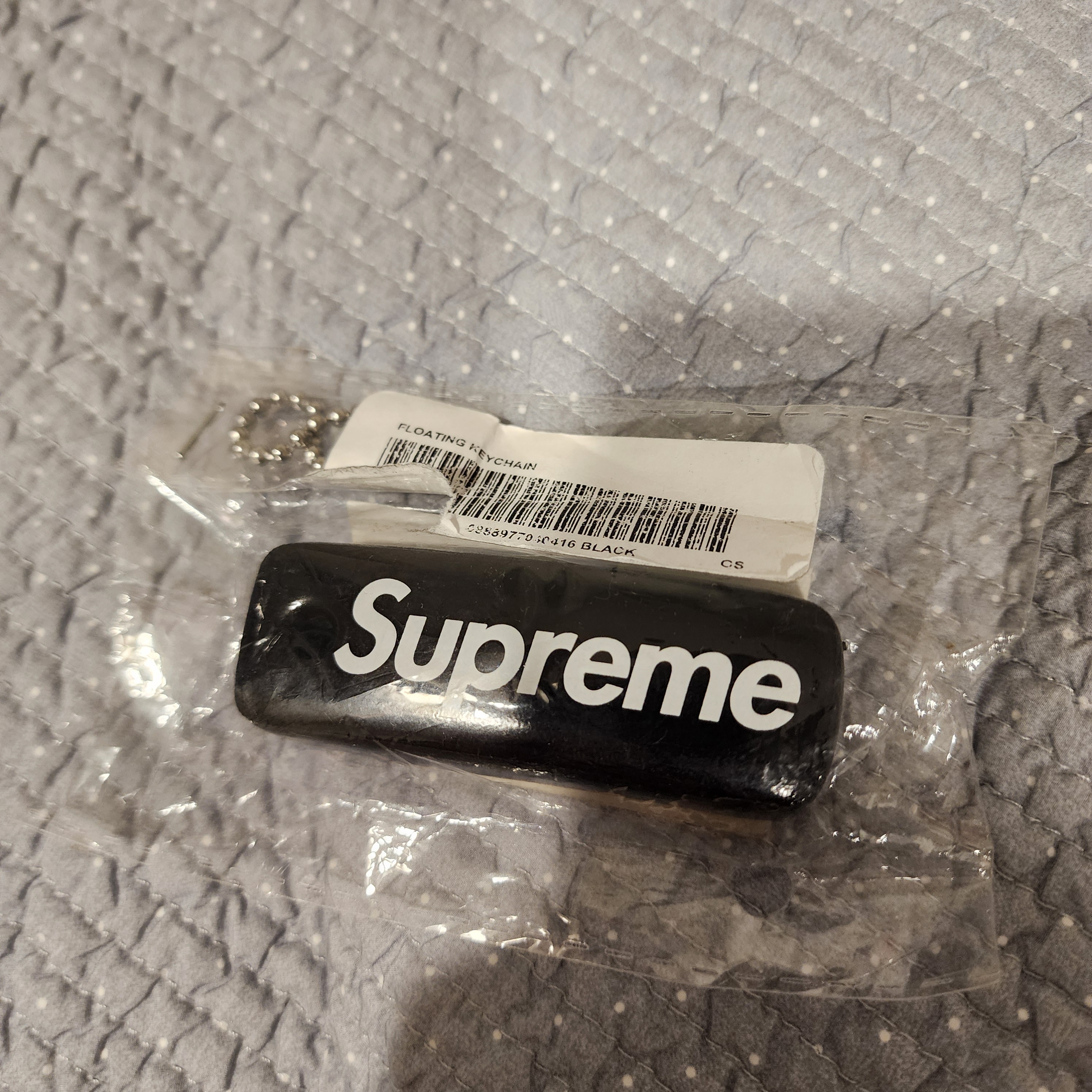 Supreme Floating Keychain Black - 23FW 착용 스타일