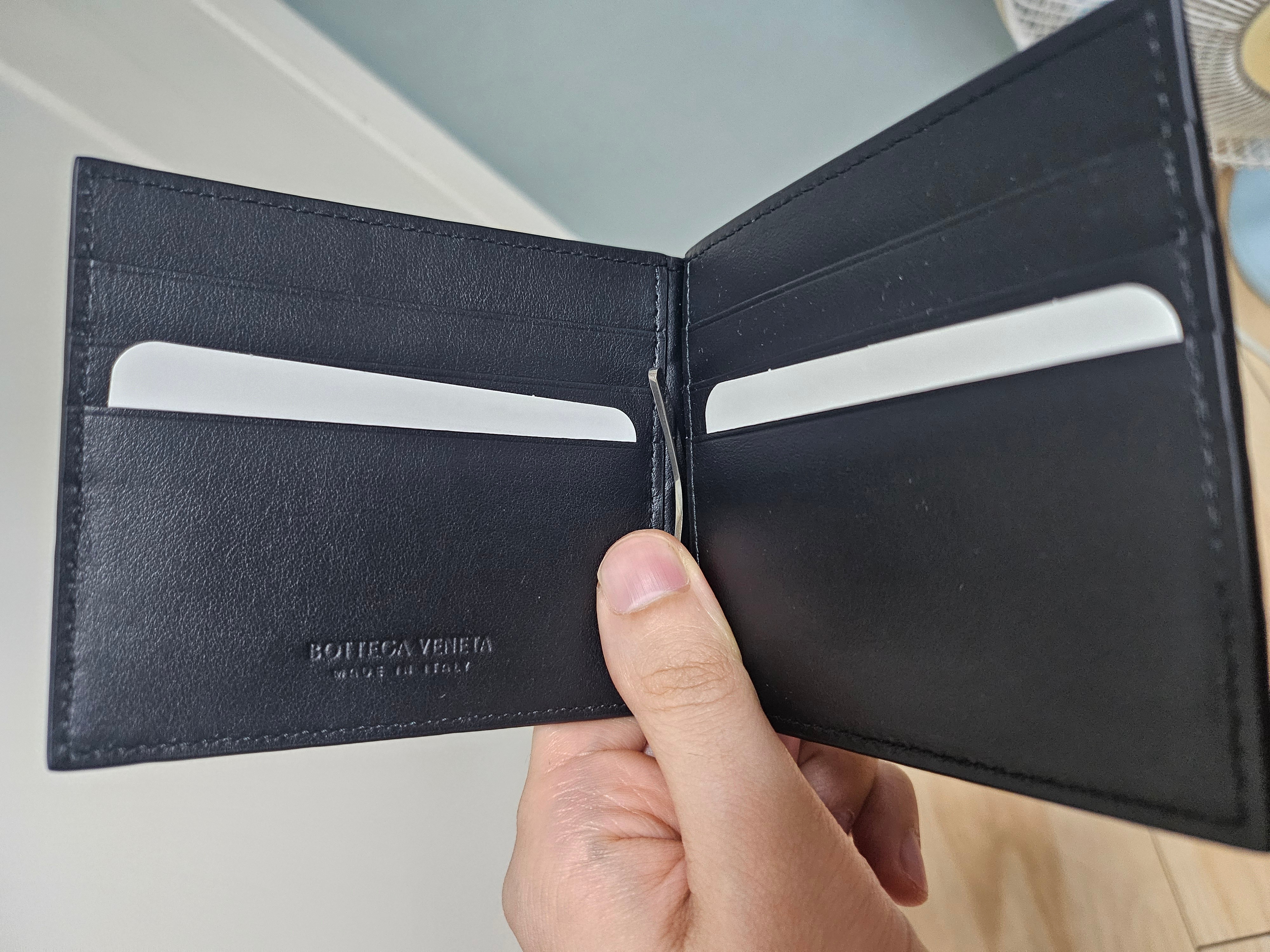 Bottega Veneta Intrecciato Bill Clip Wallet Black 착용 스타일 - 3