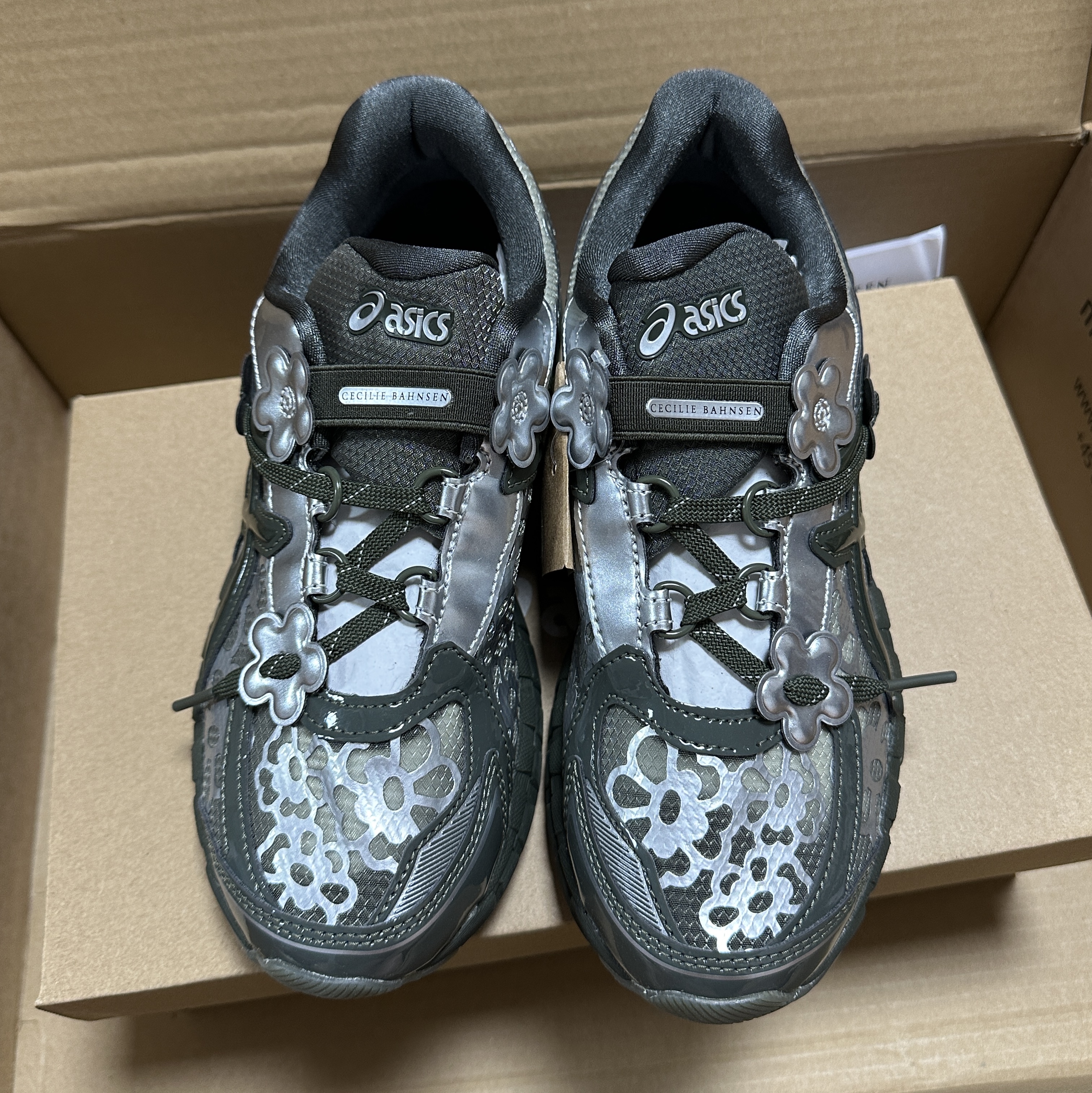 Asics x Cecilie Bahnsen Gel-Kayano 20 Olive 착용 스타일 - 2