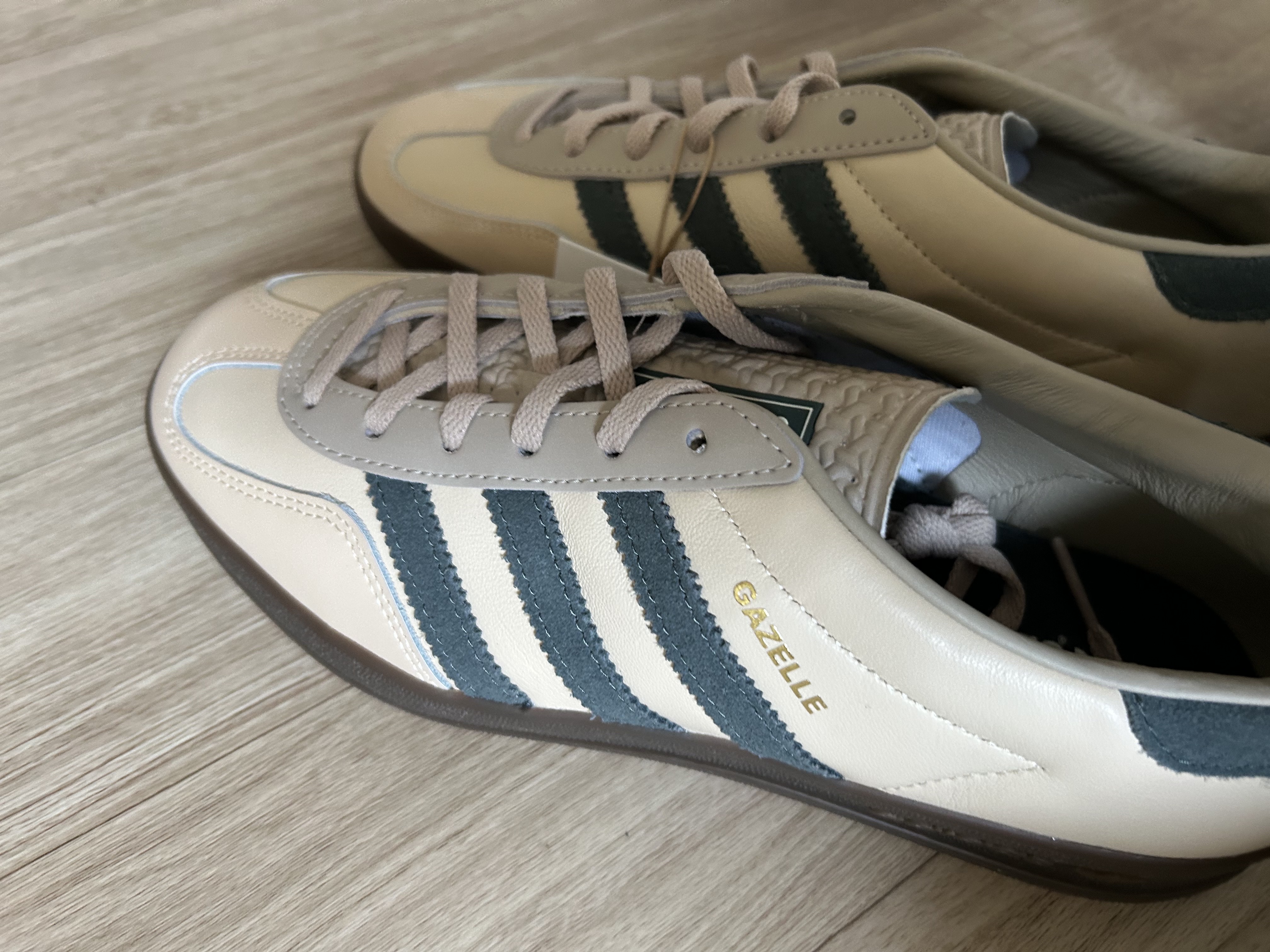 Adidas Gazelle Indoor Sand Strata Legend Ivy 착용 스타일