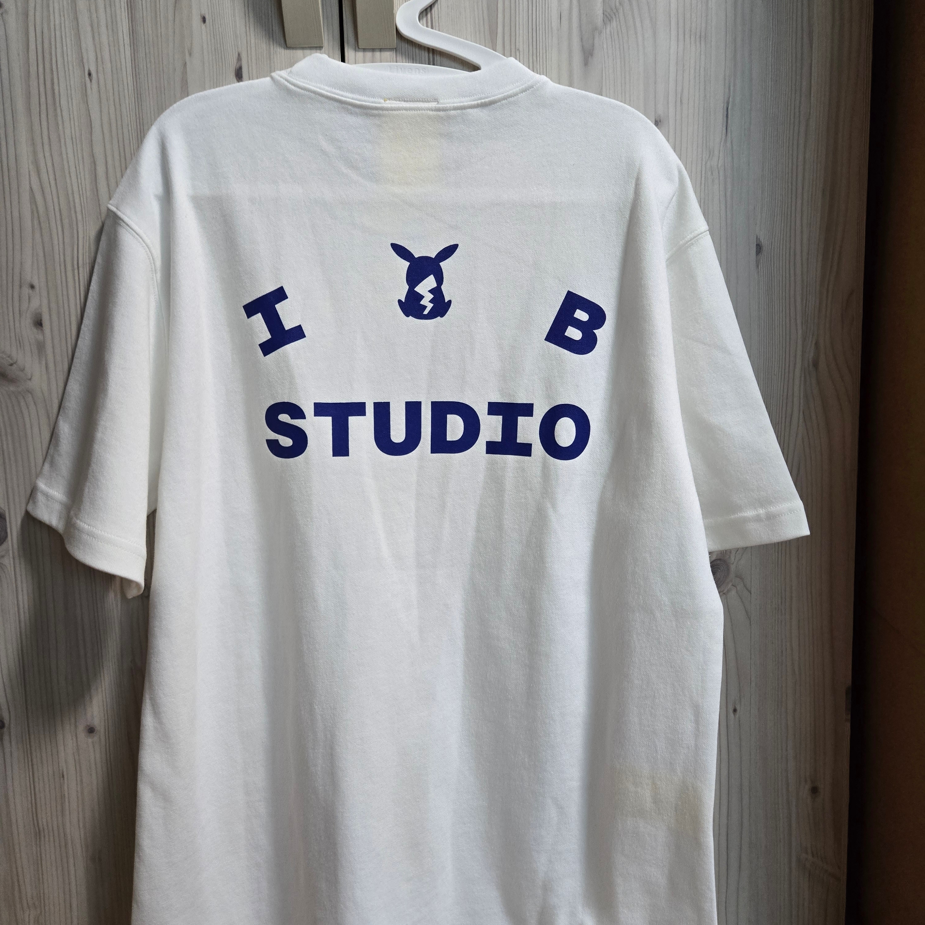 IAB Studio x Pokemon Pikachu T-Shirt White Navy 착용 스타일 - 2