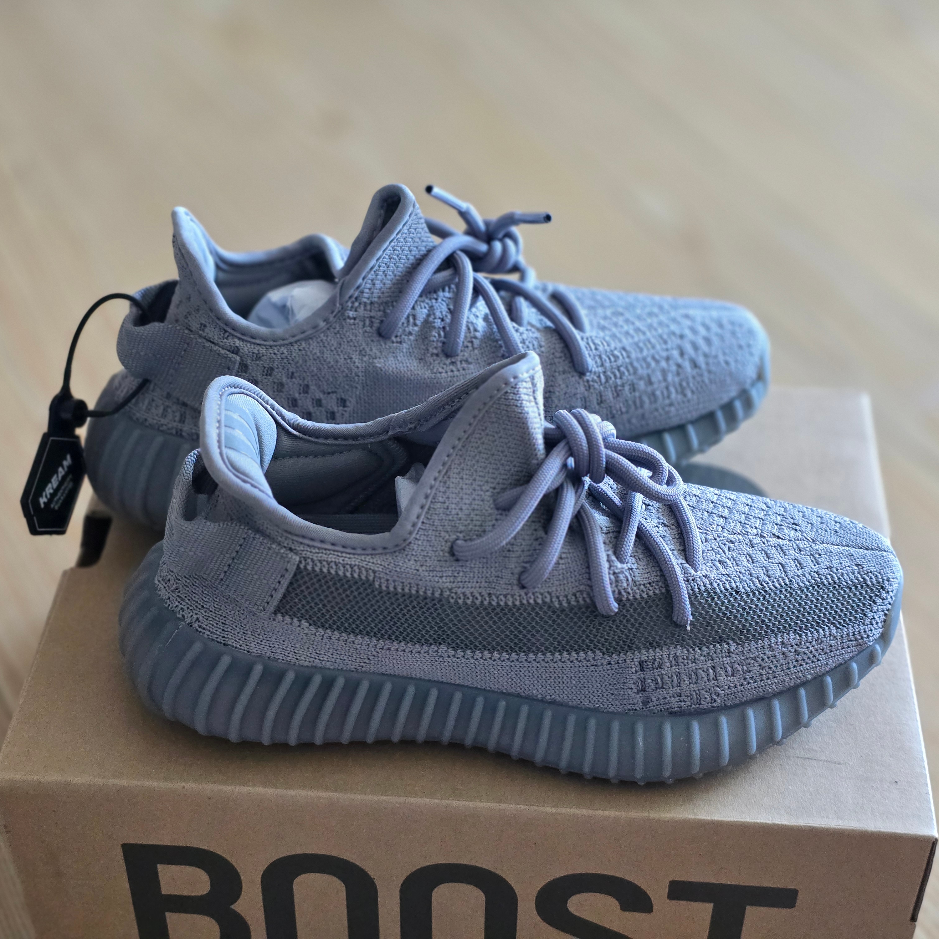 Adidas Yeezy Boost 350 V2 Steel Grey 착용 스타일