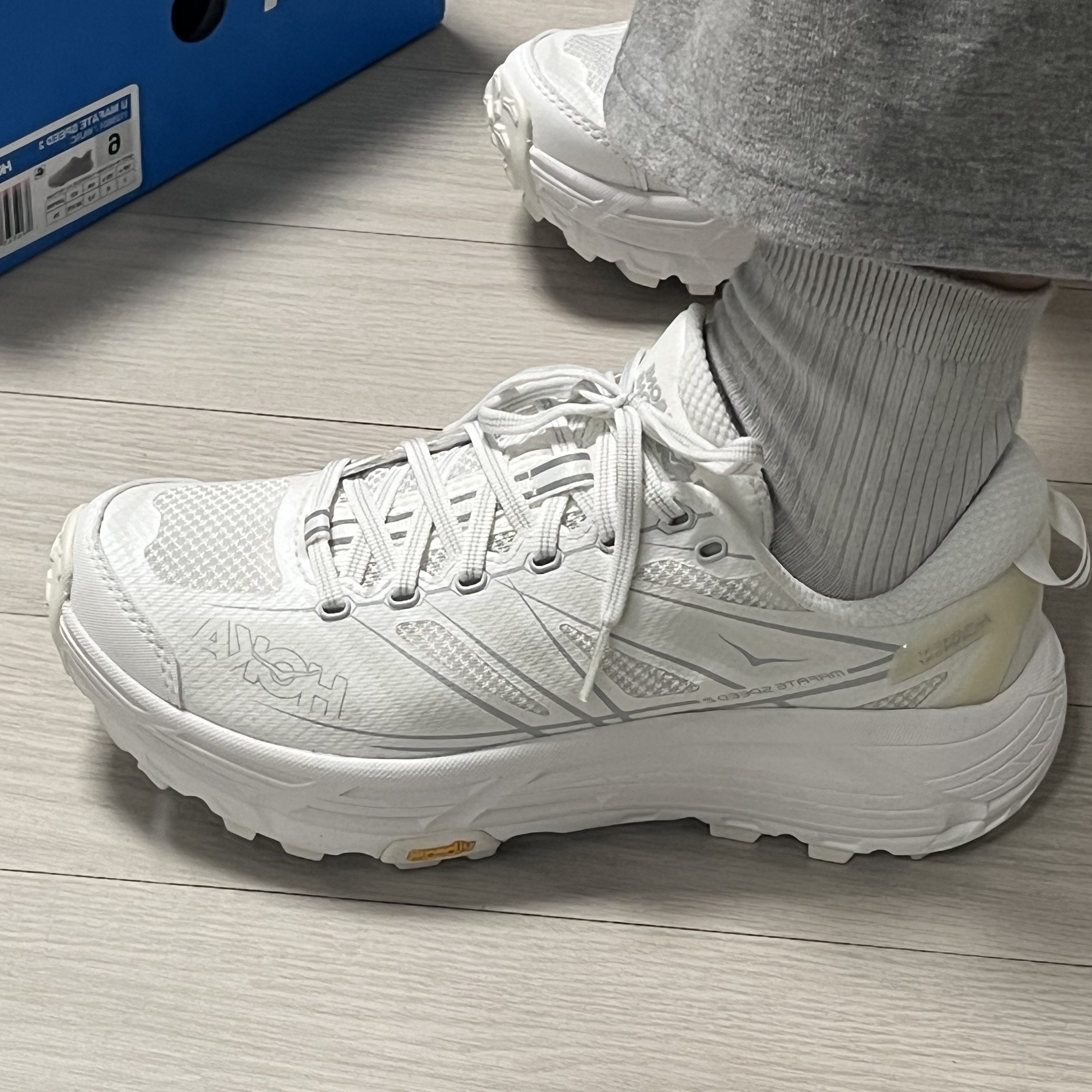 Hoka Mafate Speed 2 White Lunar Rock 착용 스타일 - 2