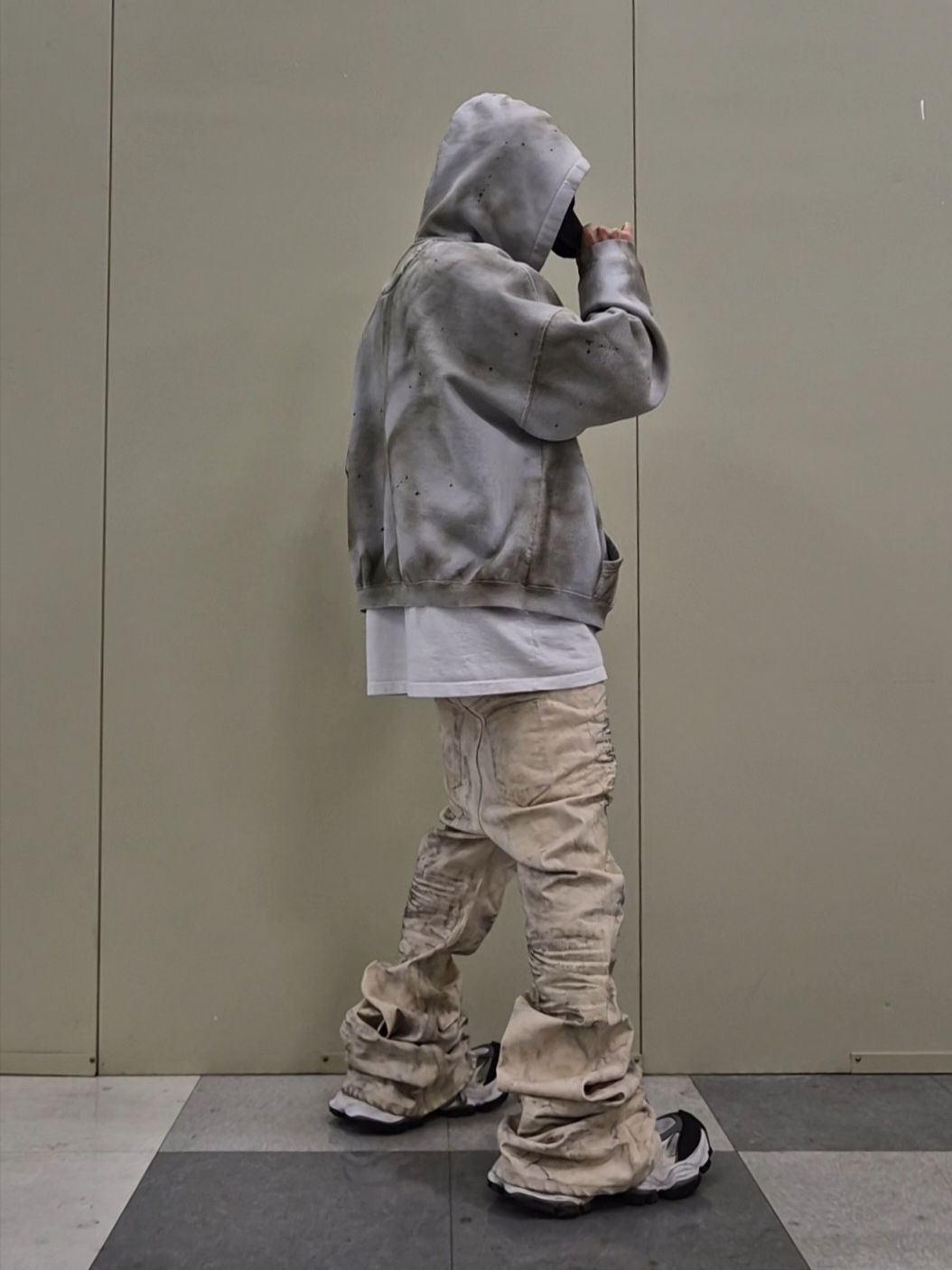 Undermycar Glacial Velvetin Flared Jeans Ivory - 24FW 착용 스타일 - 1