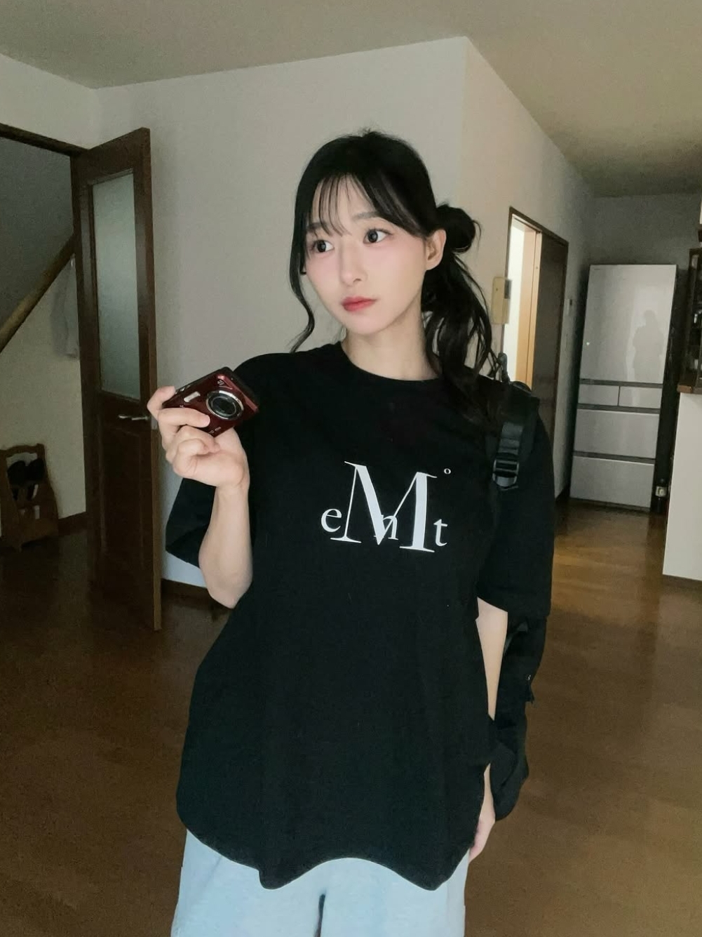 MUCENT Main Symbol Signature Logo Half T Black 착용 스타일 - 3
