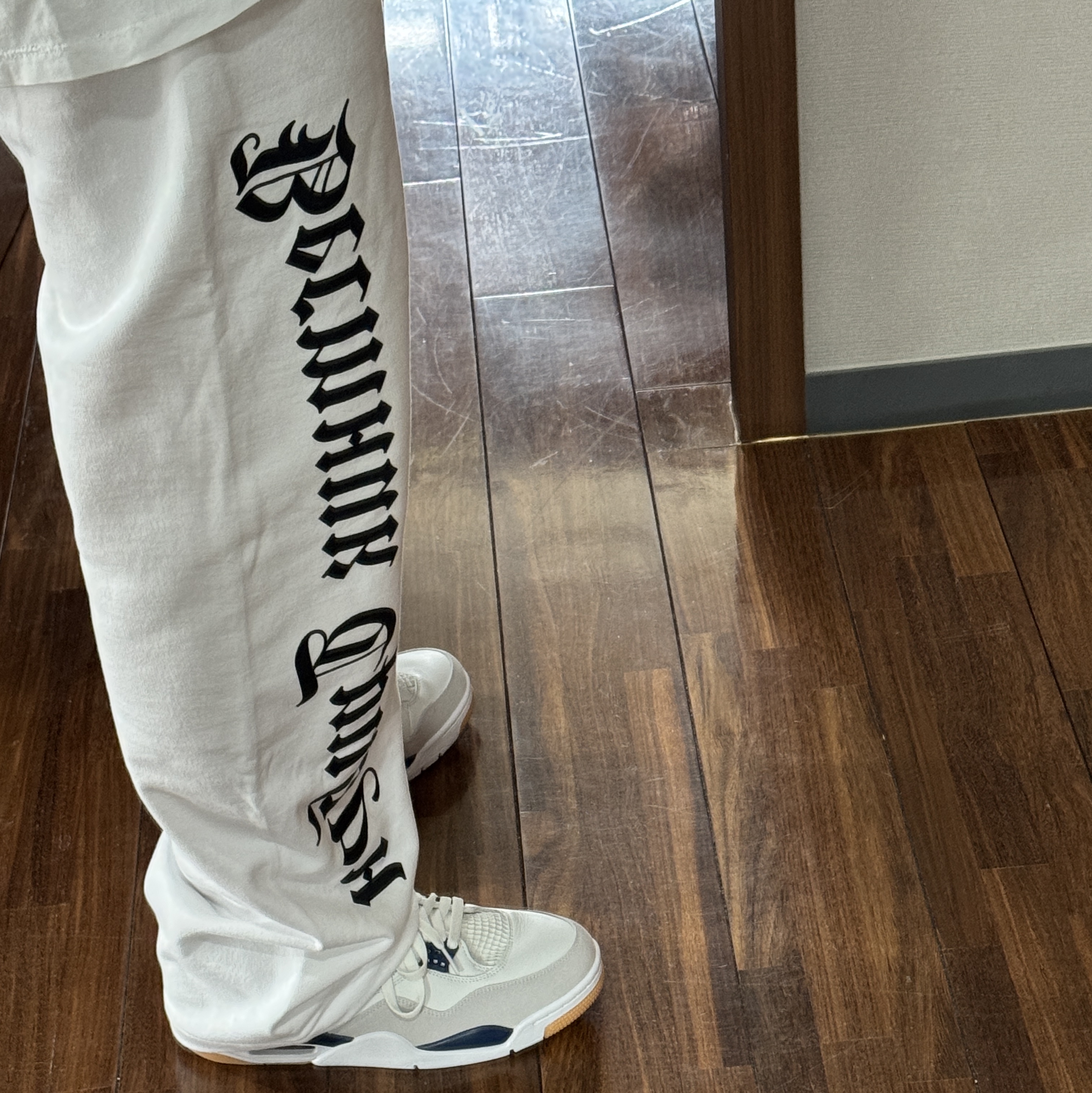 Yeezy x Gosha Rubchinskiy Tribune Herald SP-01 Pants White, Jordan 4 x Nike SB Retro SP Navy 착용 스타일